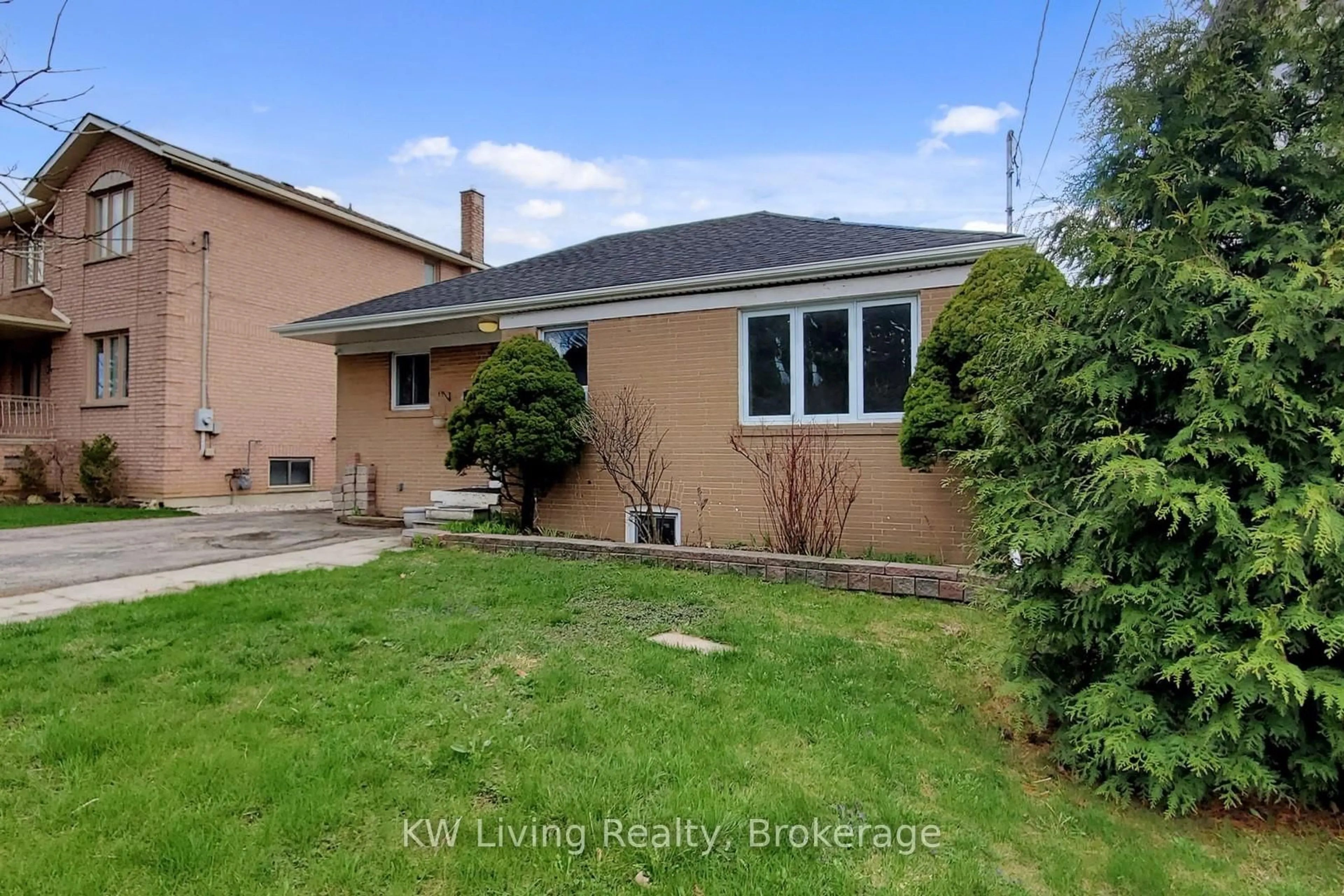 A pic from outside/outdoor area/front of a property/back of a property/a pic from drone, street for 29 Jane Osler Blvd, Toronto Ontario M6A 1W6