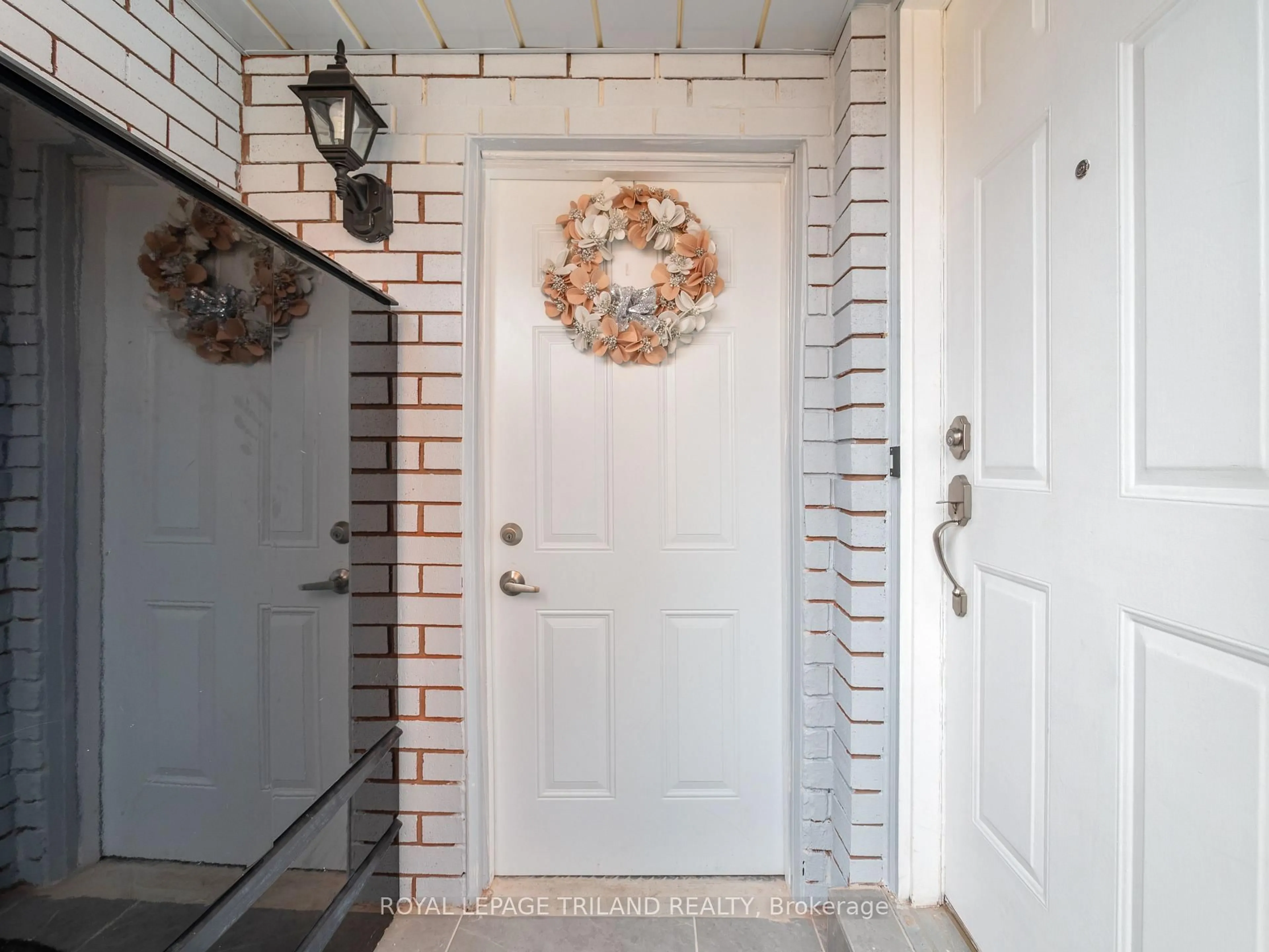 Indoor entryway for 5335 Richborough Dr, Mississauga Ontario L5R 3J9