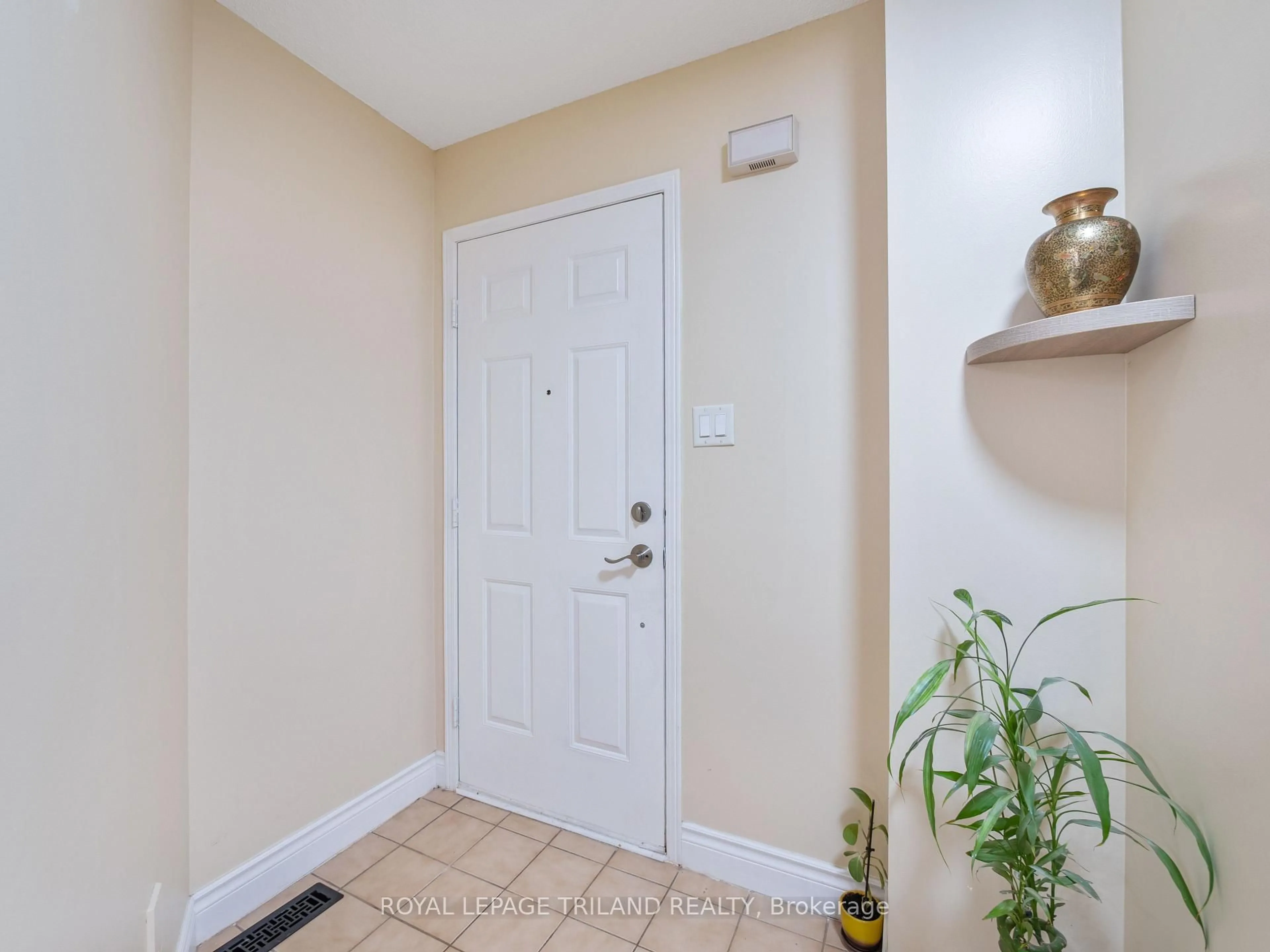 Indoor entryway for 5335 Richborough Dr, Mississauga Ontario L5R 3J9