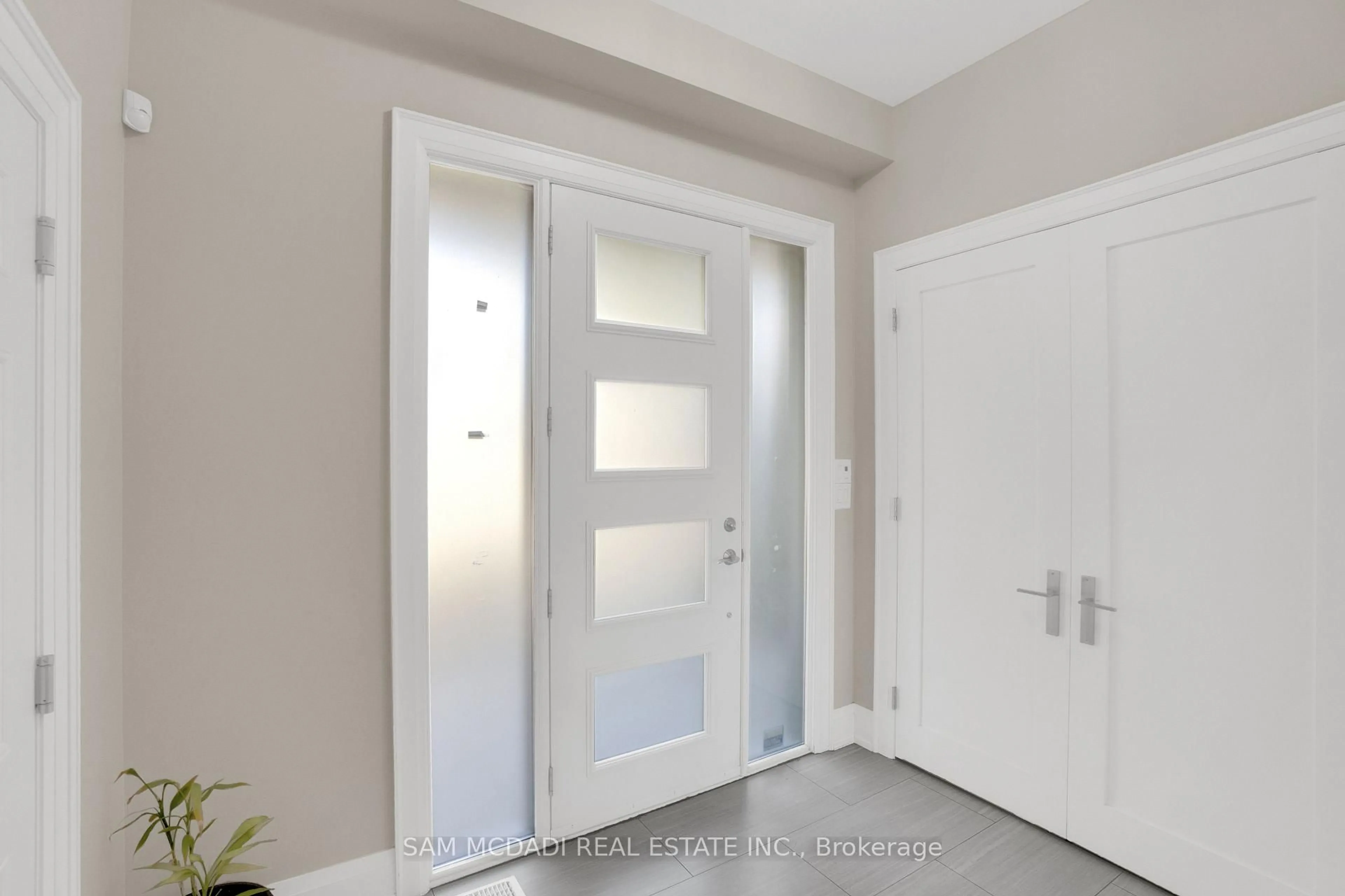 Indoor entryway for 1196 Strathy Ave, Mississauga Ontario L5E 2K6