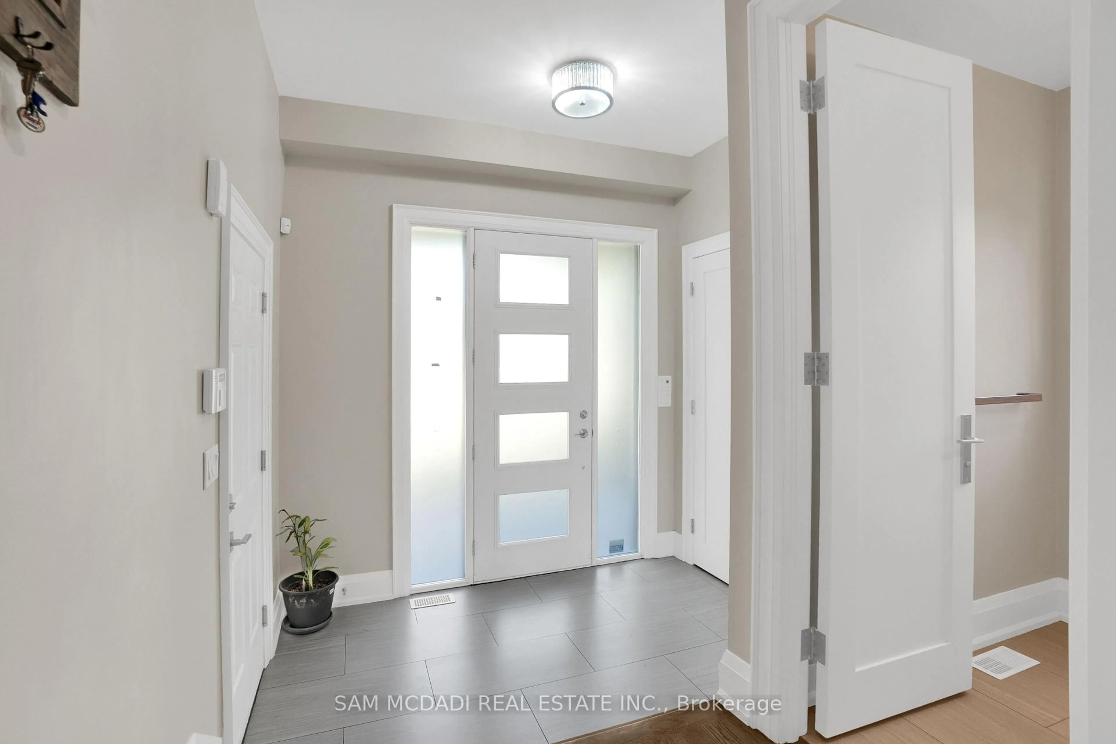 Indoor entryway for 1196 Strathy Ave, Mississauga Ontario L5E 2K6