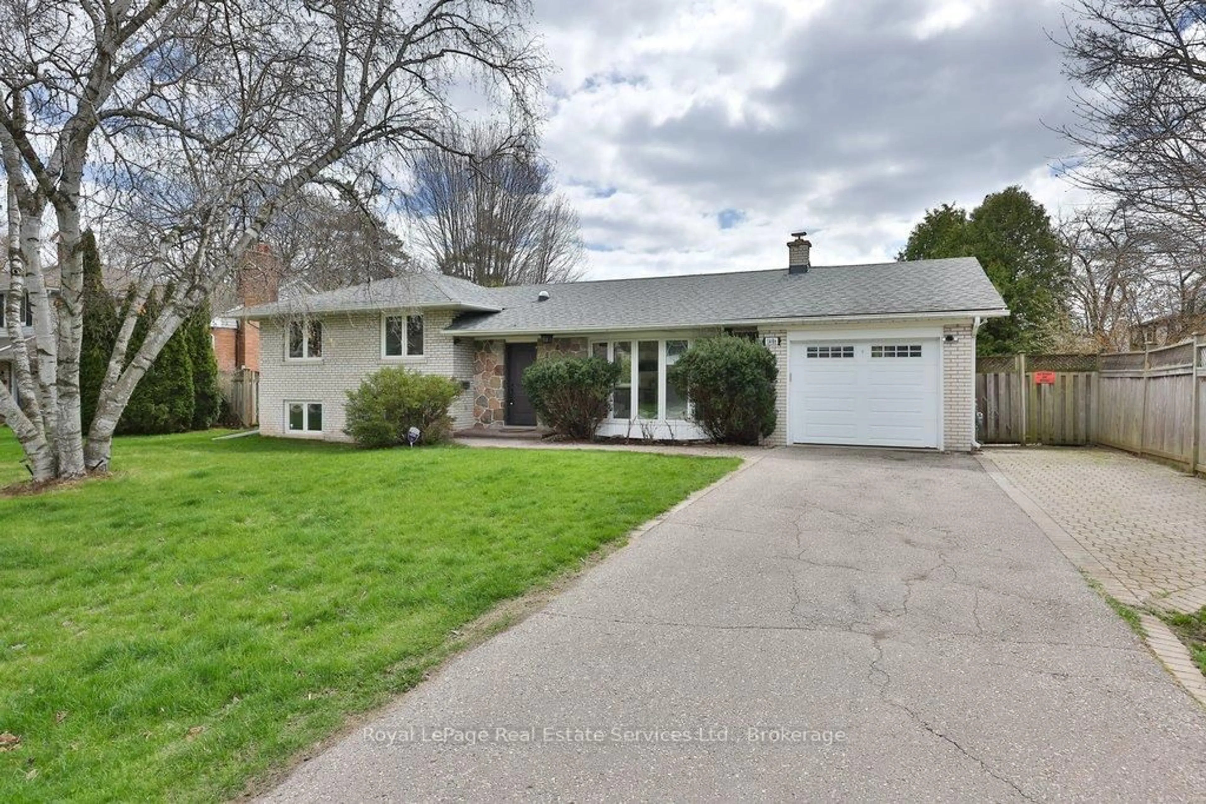 Home with vinyl exterior material, street for 1486 Hixon St, Oakville Ontario L6L 1S3