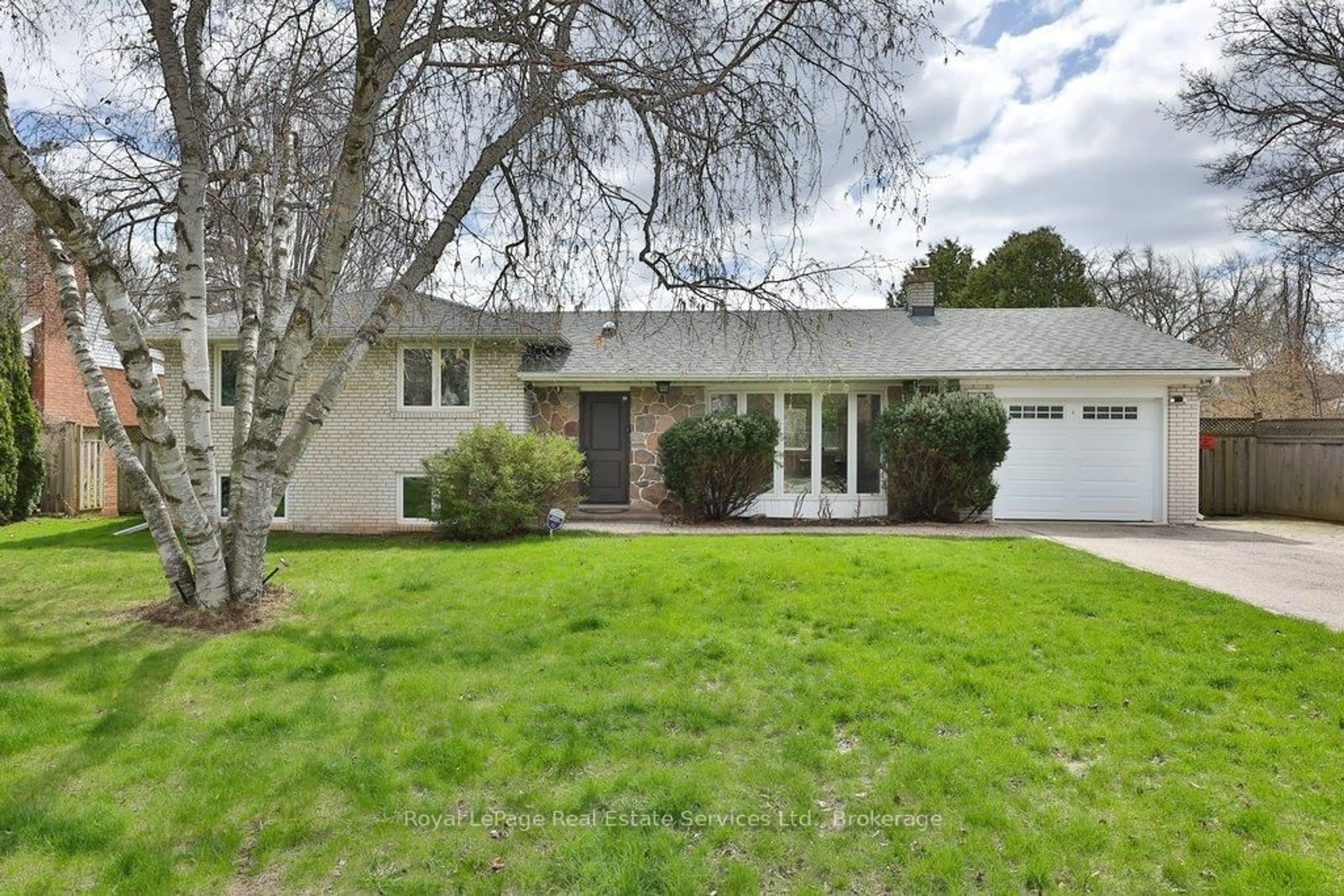 Home with vinyl exterior material, street for 1486 Hixon St, Oakville Ontario L6L 1S3