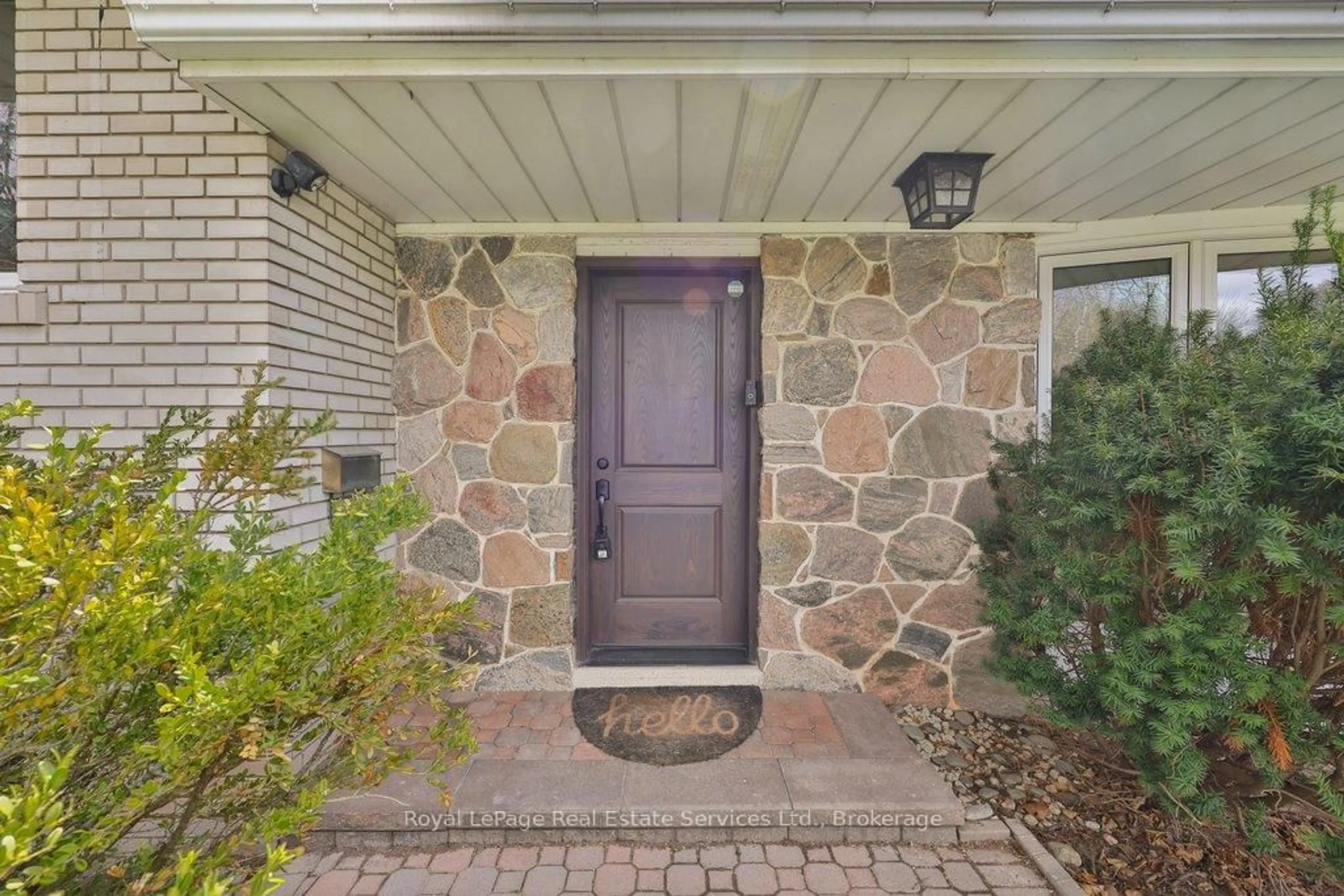Indoor entryway for 1486 Hixon St, Oakville Ontario L6L 1S3