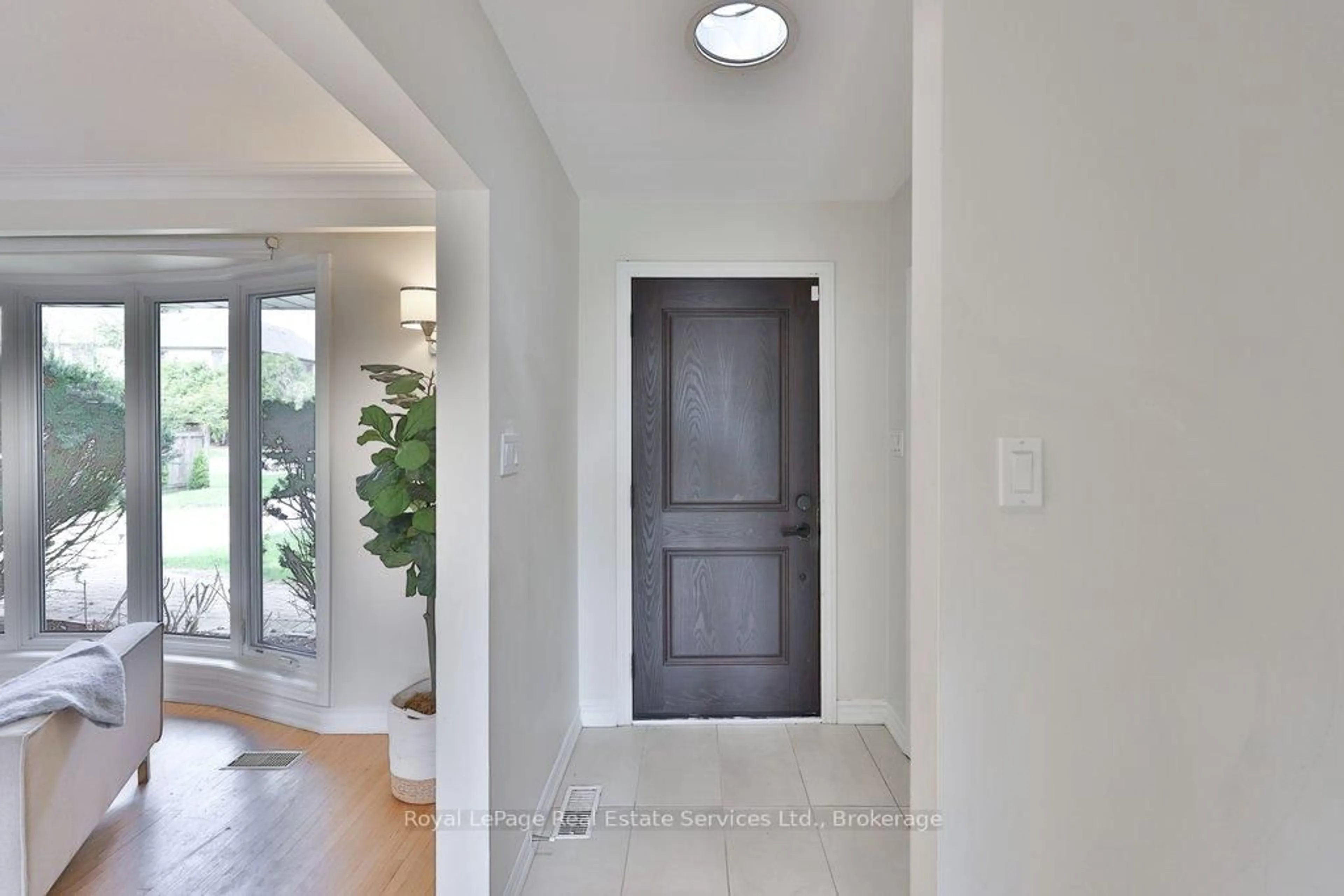 Indoor entryway for 1486 Hixon St, Oakville Ontario L6L 1S3
