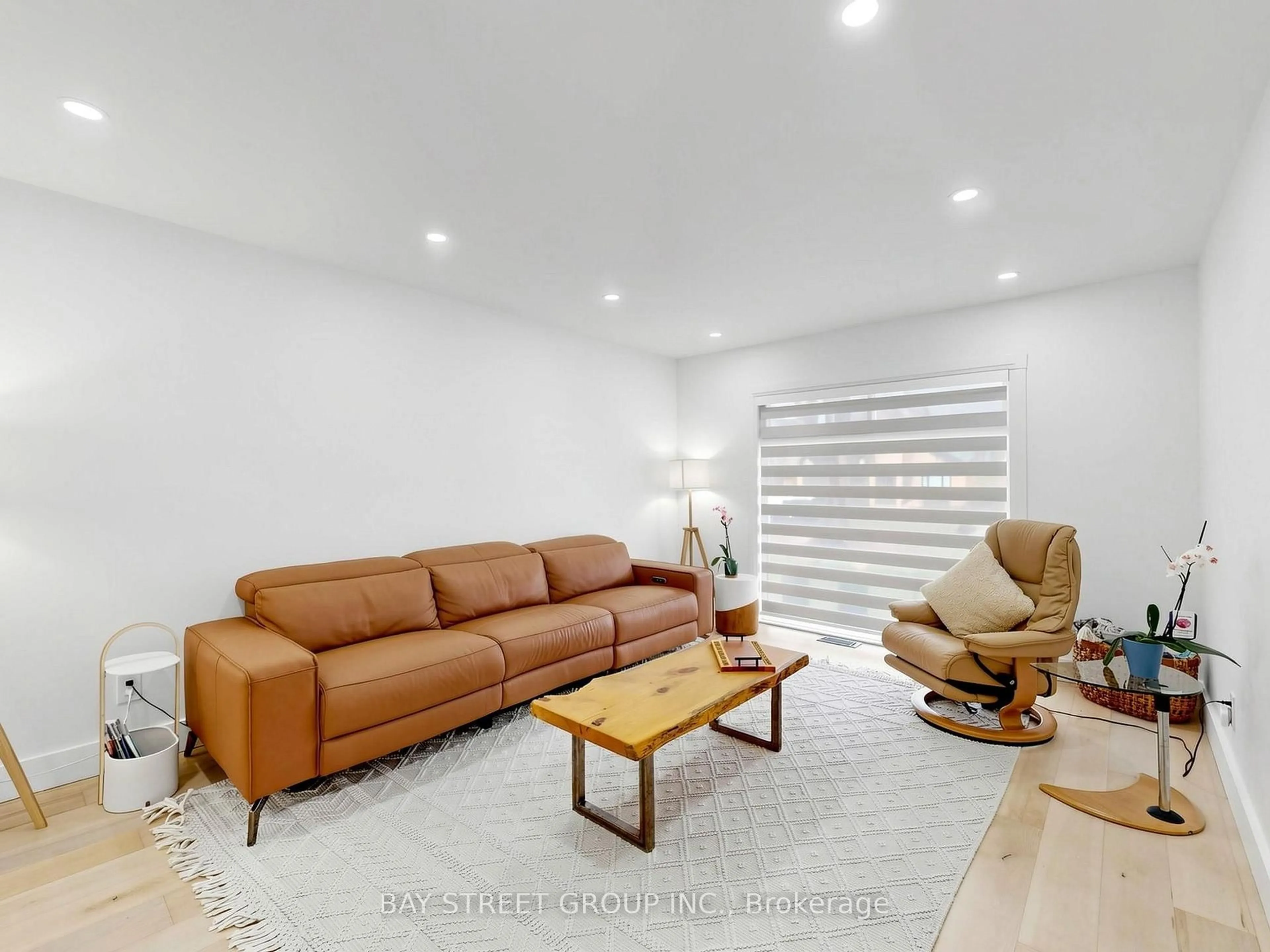 Living room with furniture, unknown for 6 Pearson Rd, Brampton Ontario L6Y 2N1