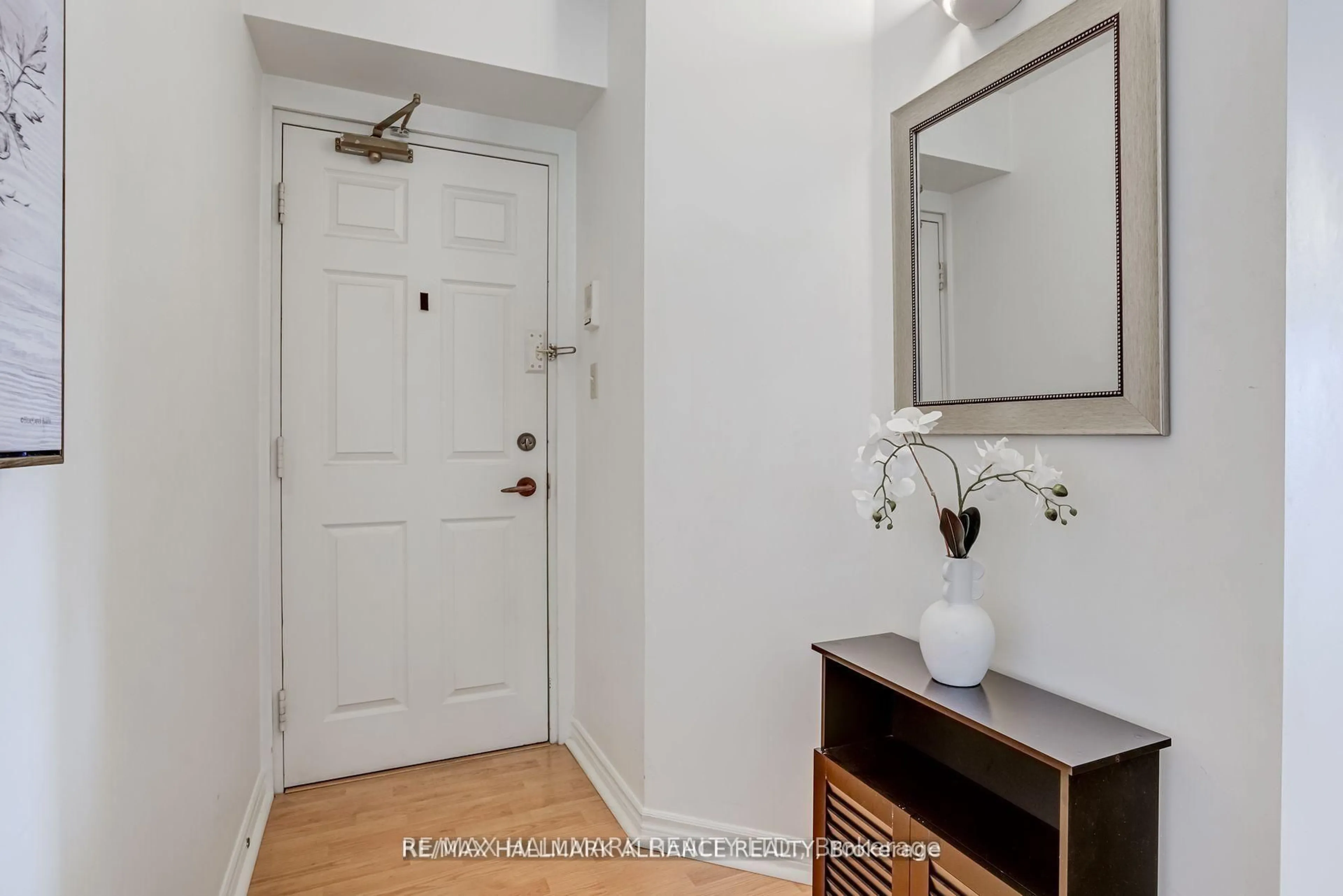 Indoor entryway for 4003 Kilmer Dr #312, Burlington Ontario L7M 4M1