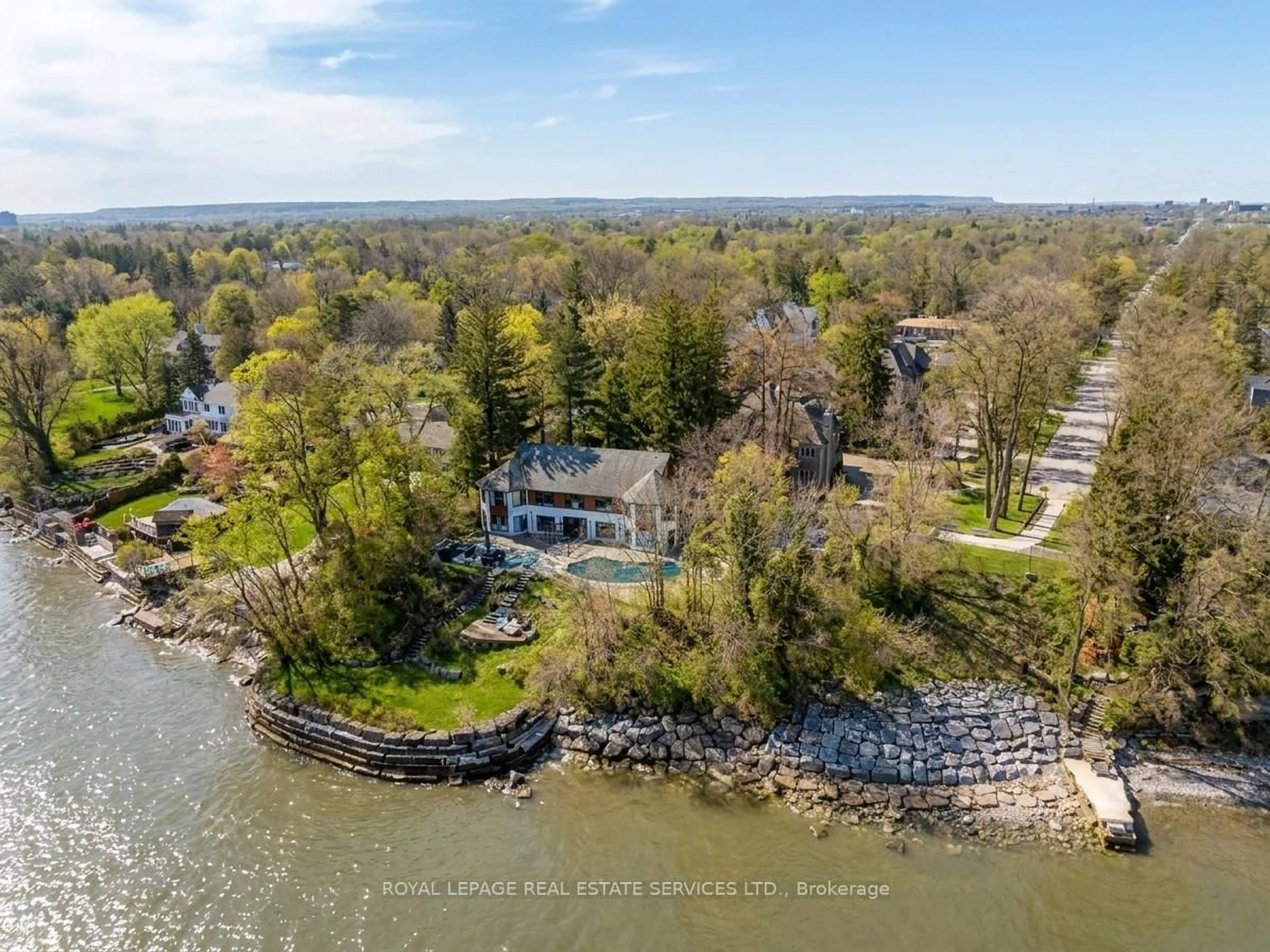 A pic from outside/outdoor area/front of a property/back of a property/a pic from drone, water/lake/river/ocean view for 100 Appleby Pl, Burlington Ontario L7L 2X1