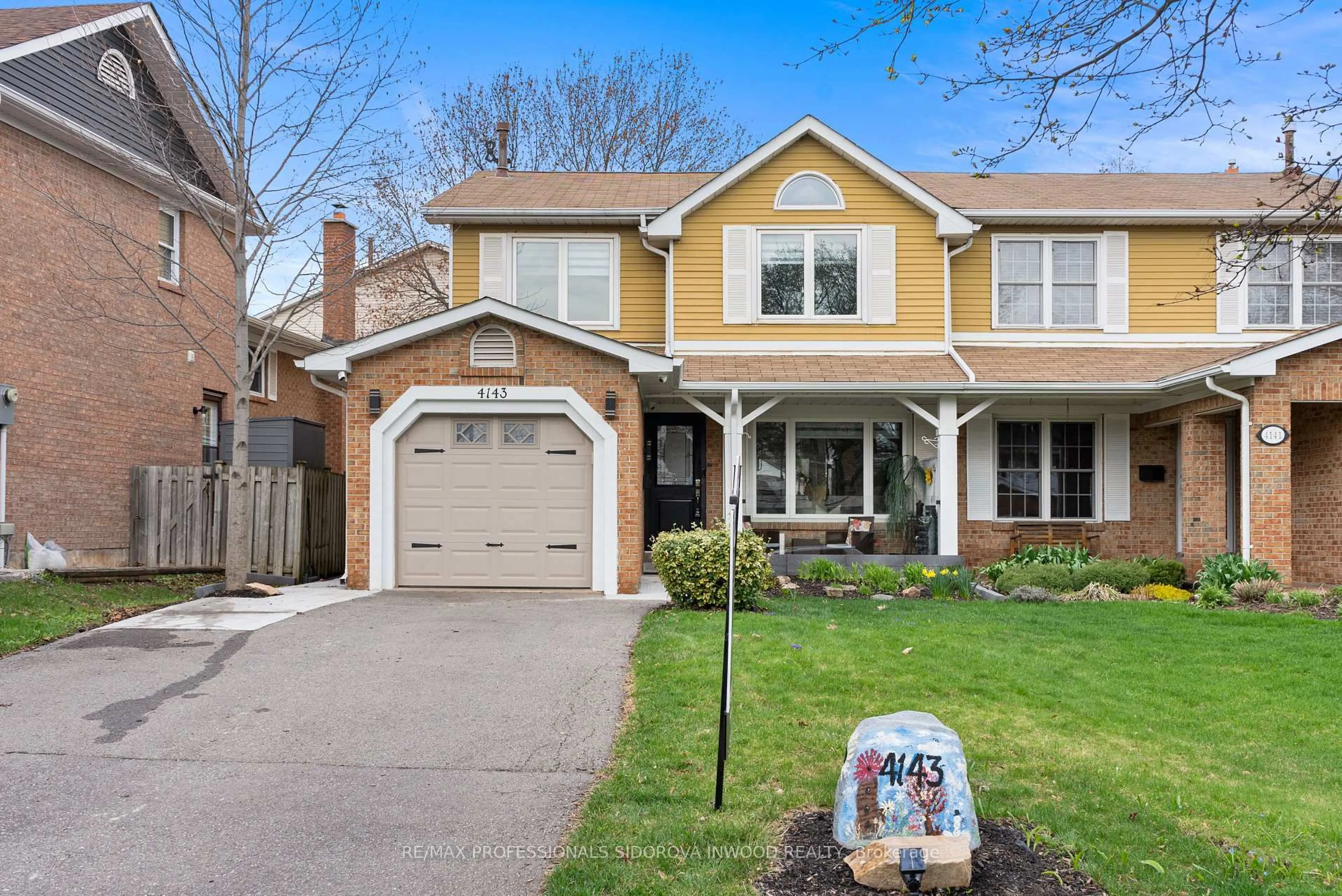 Home with vinyl exterior material, street for 4143 Sunflower Dr, Mississauga Ontario L5L 2L4