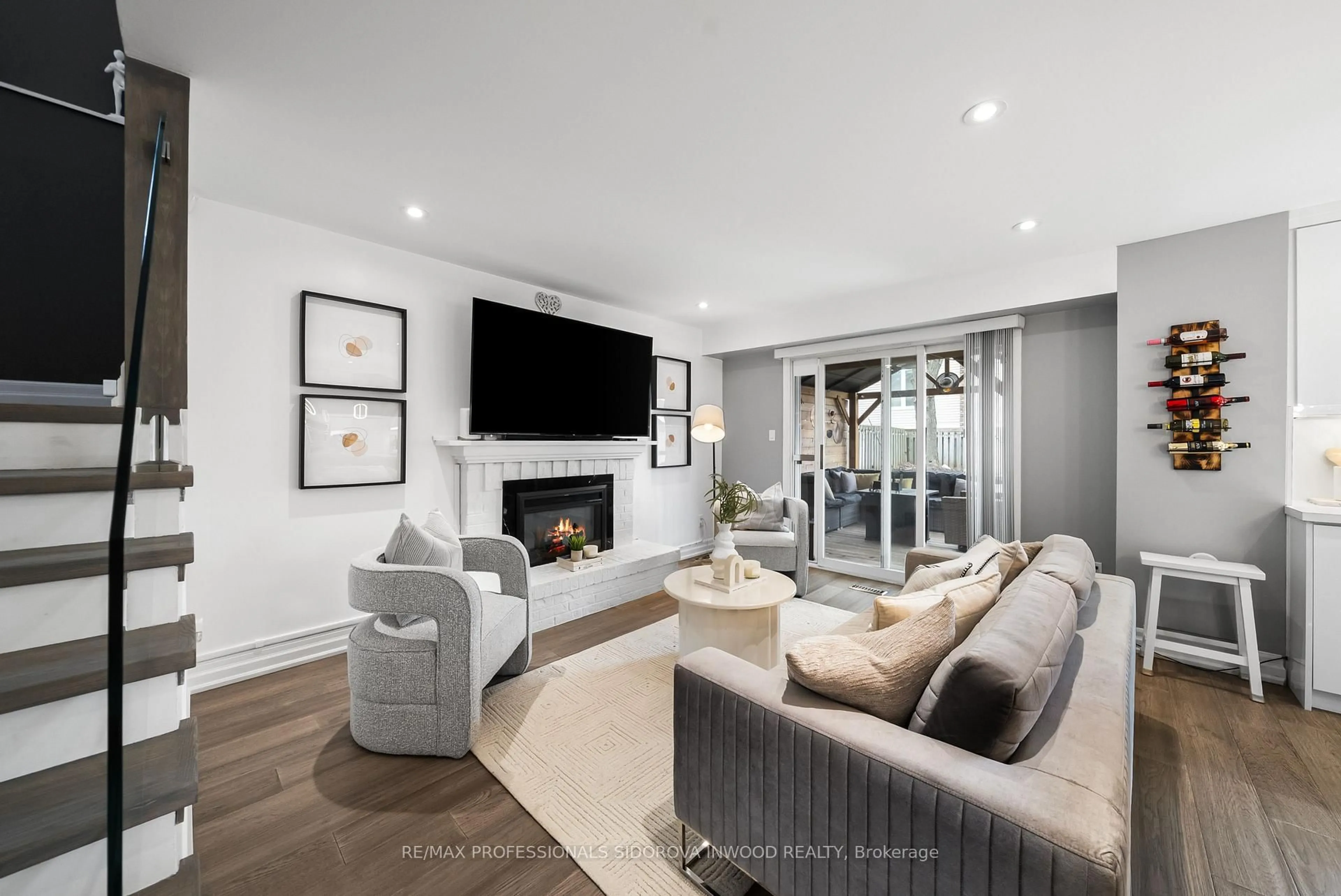 Living room with furniture, unknown for 4143 Sunflower Dr, Mississauga Ontario L5L 2L4