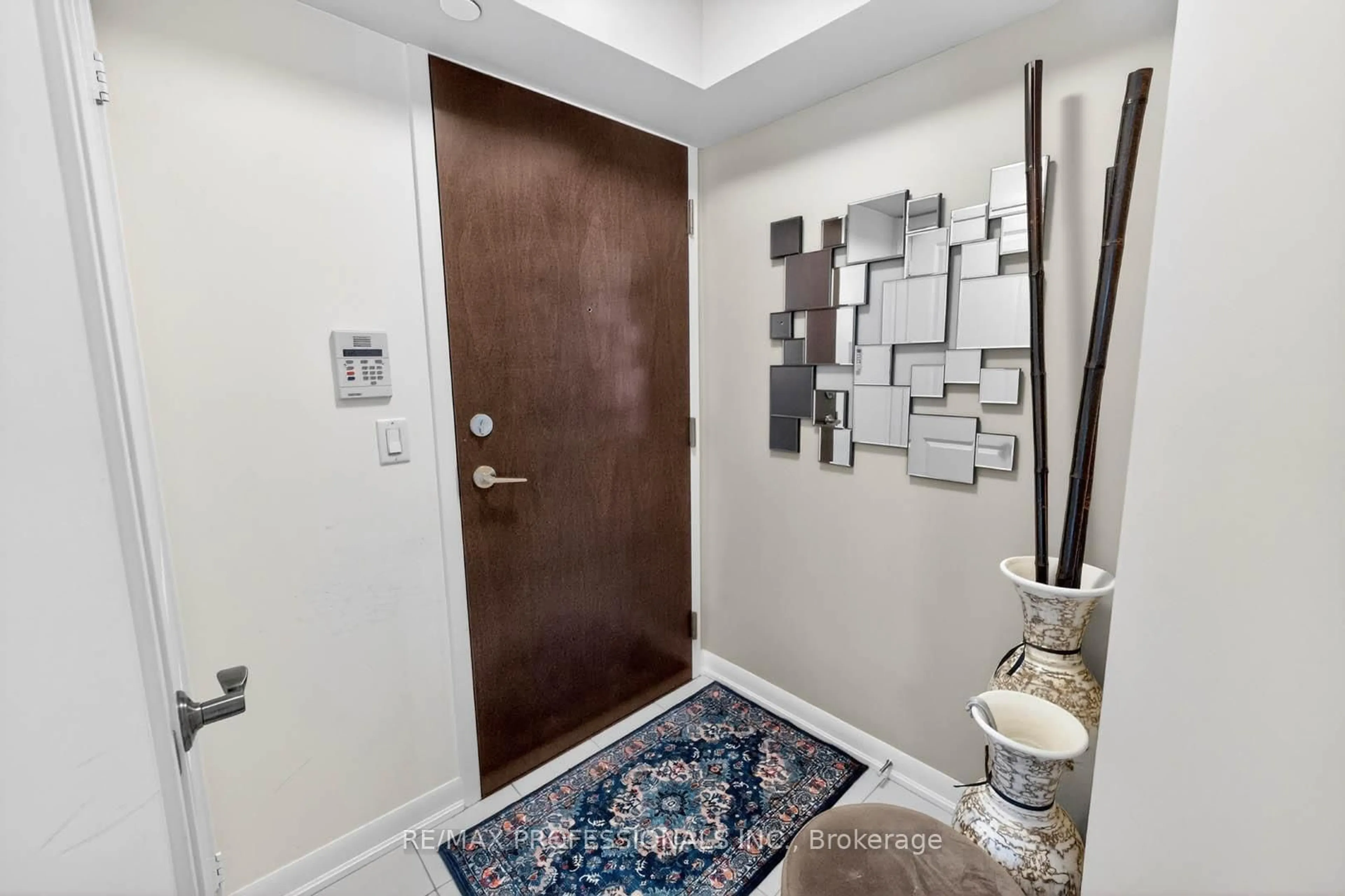Indoor entryway for 215 Sherway Gardens Rd #2010, Toronto Ontario M9C 0A4