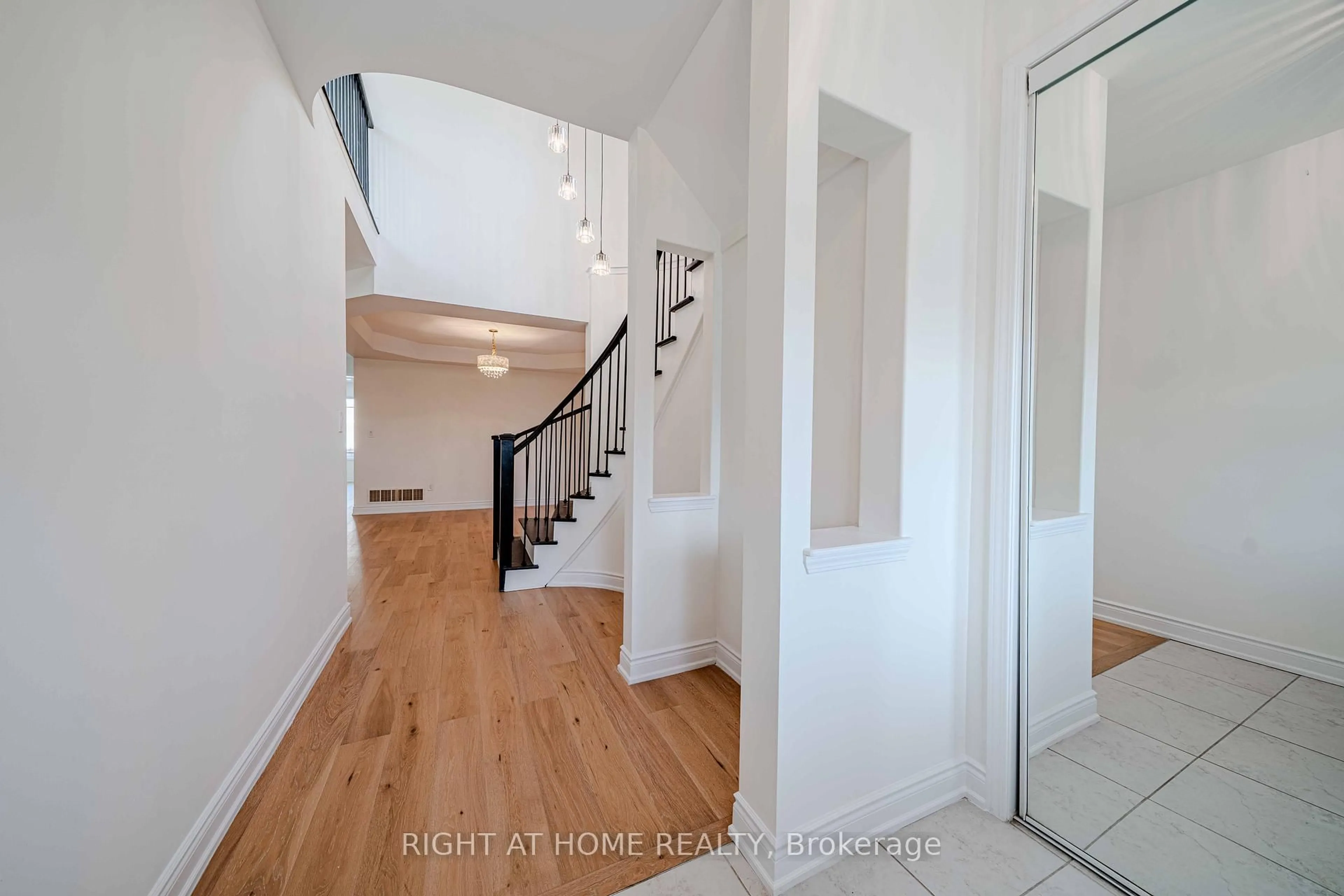 Indoor foyer for 3 Leadenhall Rd, Brampton Ontario L7A 0B2