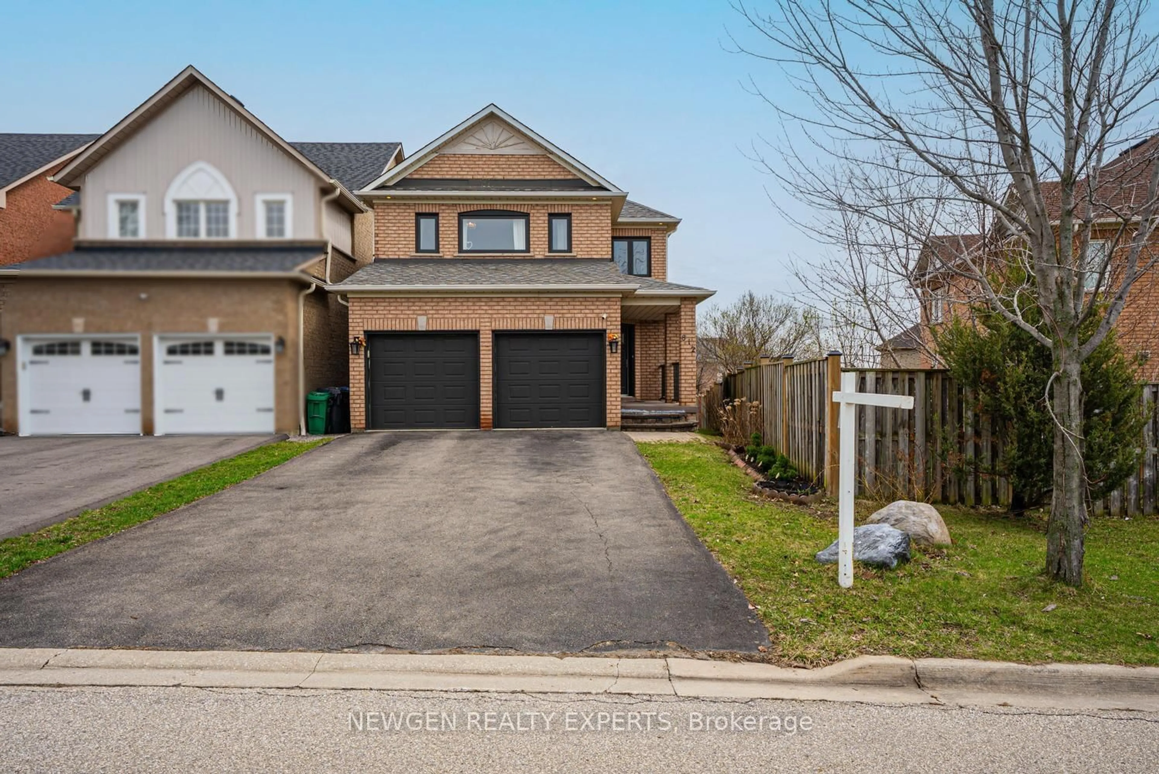 A pic from outside/outdoor area/front of a property/back of a property/a pic from drone, street for 812 Knotty Pine Grve, Mississauga Ontario L5W 1K5