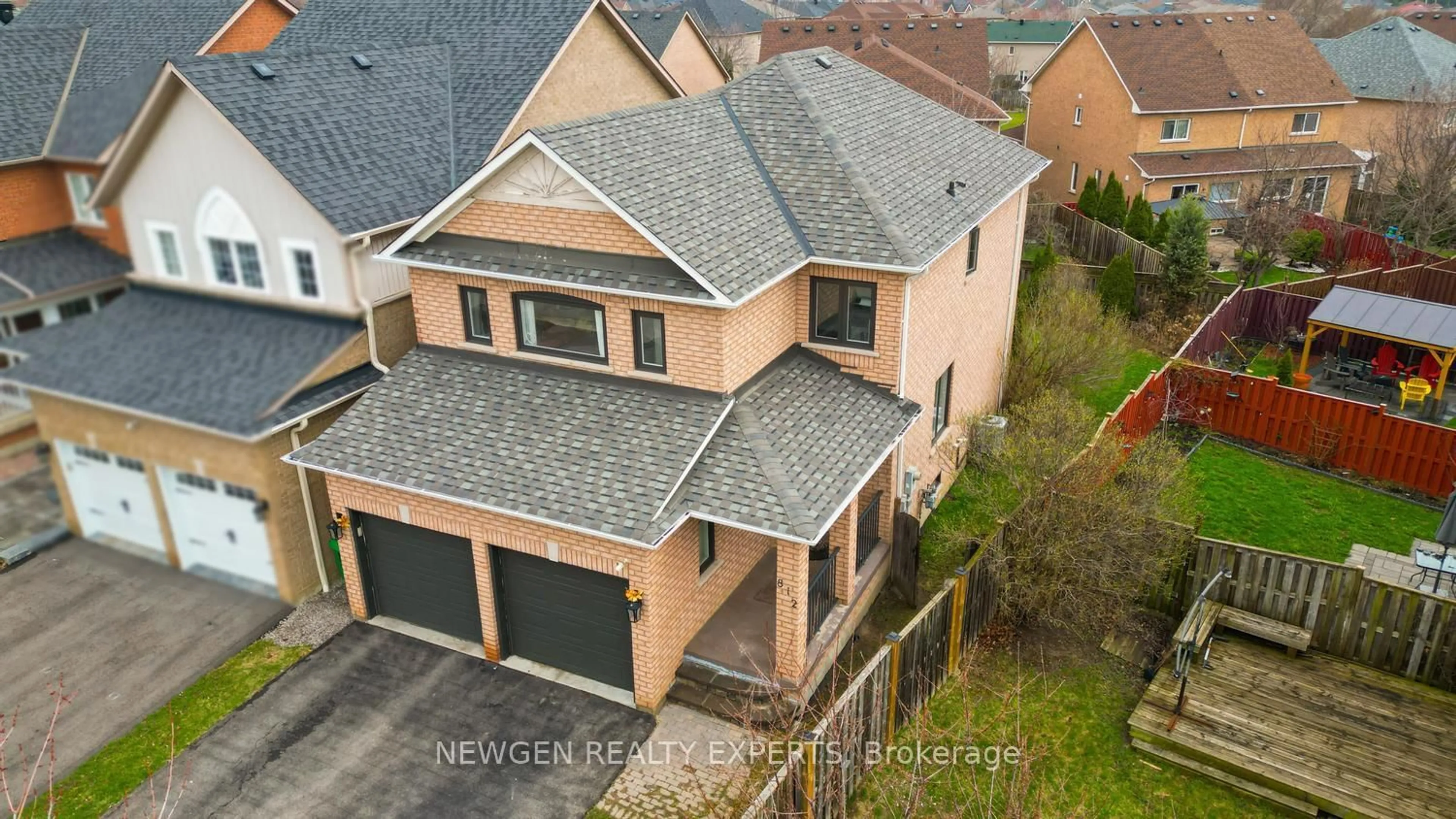 A pic from outside/outdoor area/front of a property/back of a property/a pic from drone, street for 812 Knotty Pine Grve, Mississauga Ontario L5W 1K5