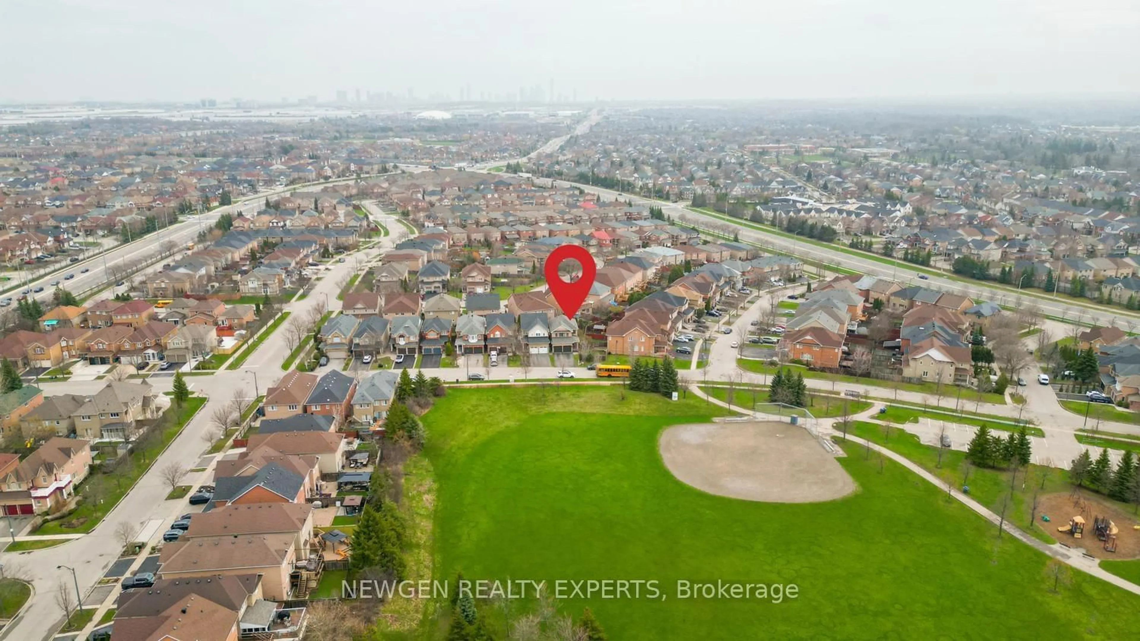 A pic from outside/outdoor area/front of a property/back of a property/a pic from drone, street for 812 Knotty Pine Grve, Mississauga Ontario L5W 1K5