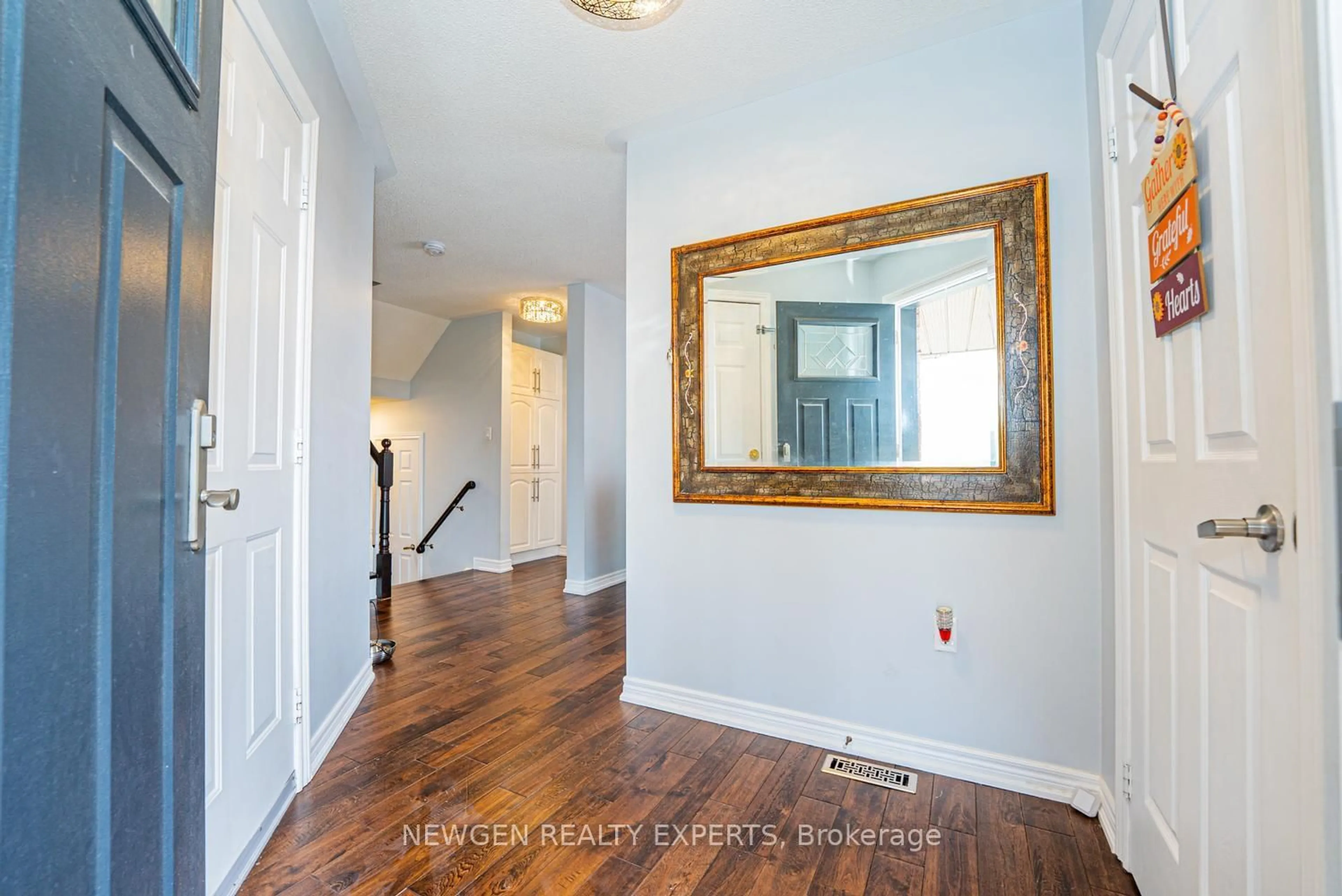 Indoor entryway for 812 Knotty Pine Grve, Mississauga Ontario L5W 1K5