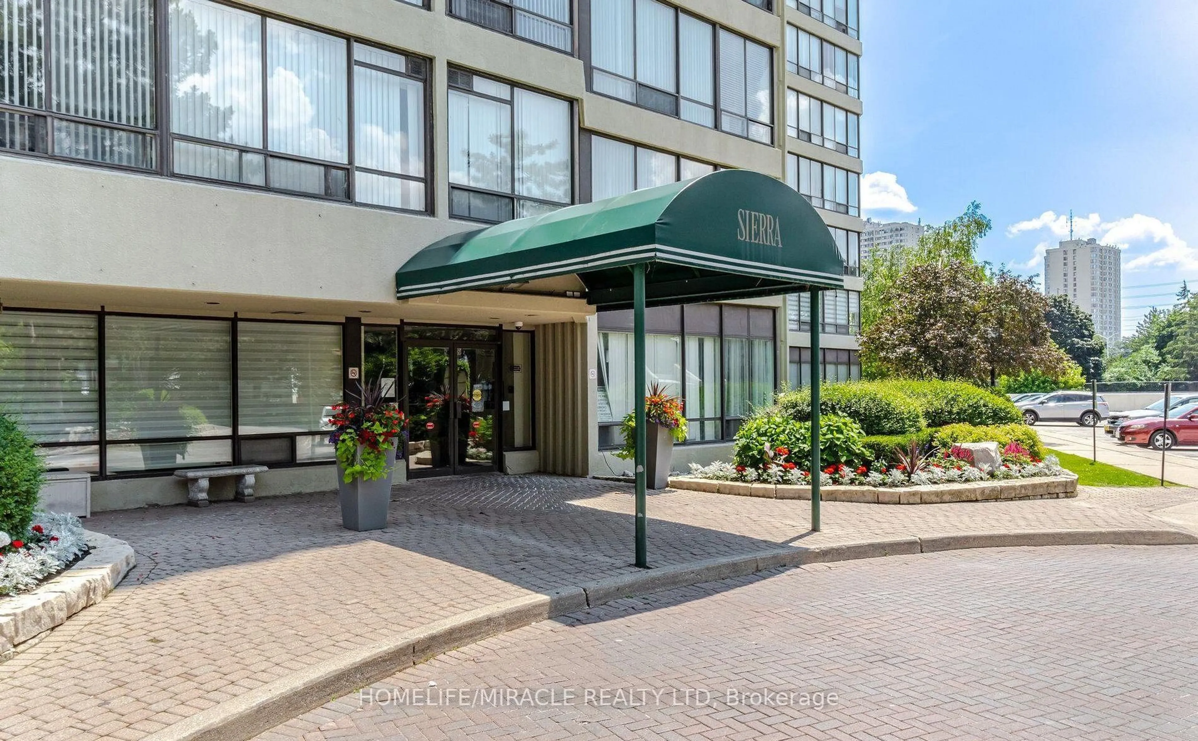 Indoor foyer for 26 Hanover Rd #401, Brampton Ontario L6S 4T2