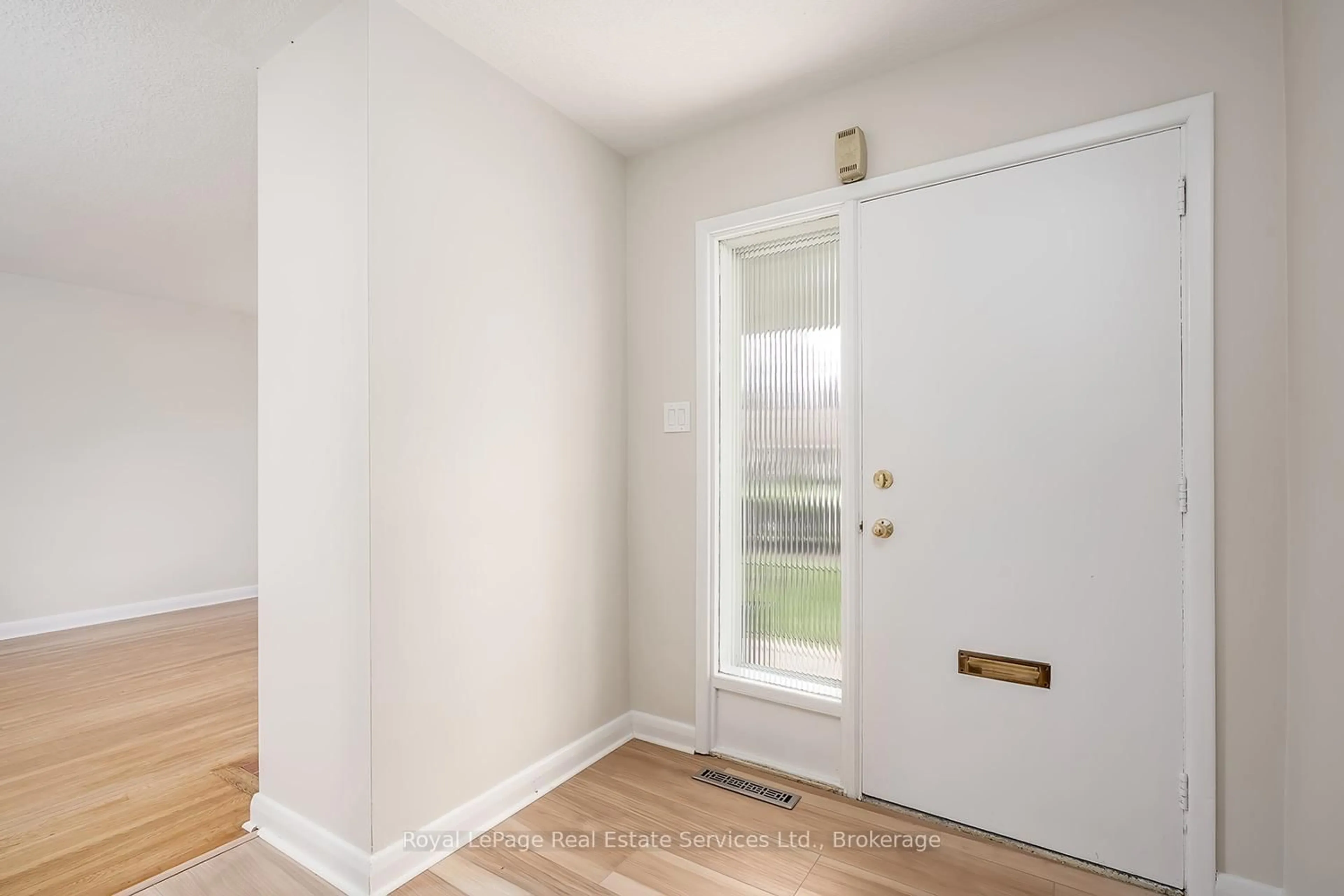 Indoor entryway for 2043 Devon Rd, Oakville Ontario L6J 2N1