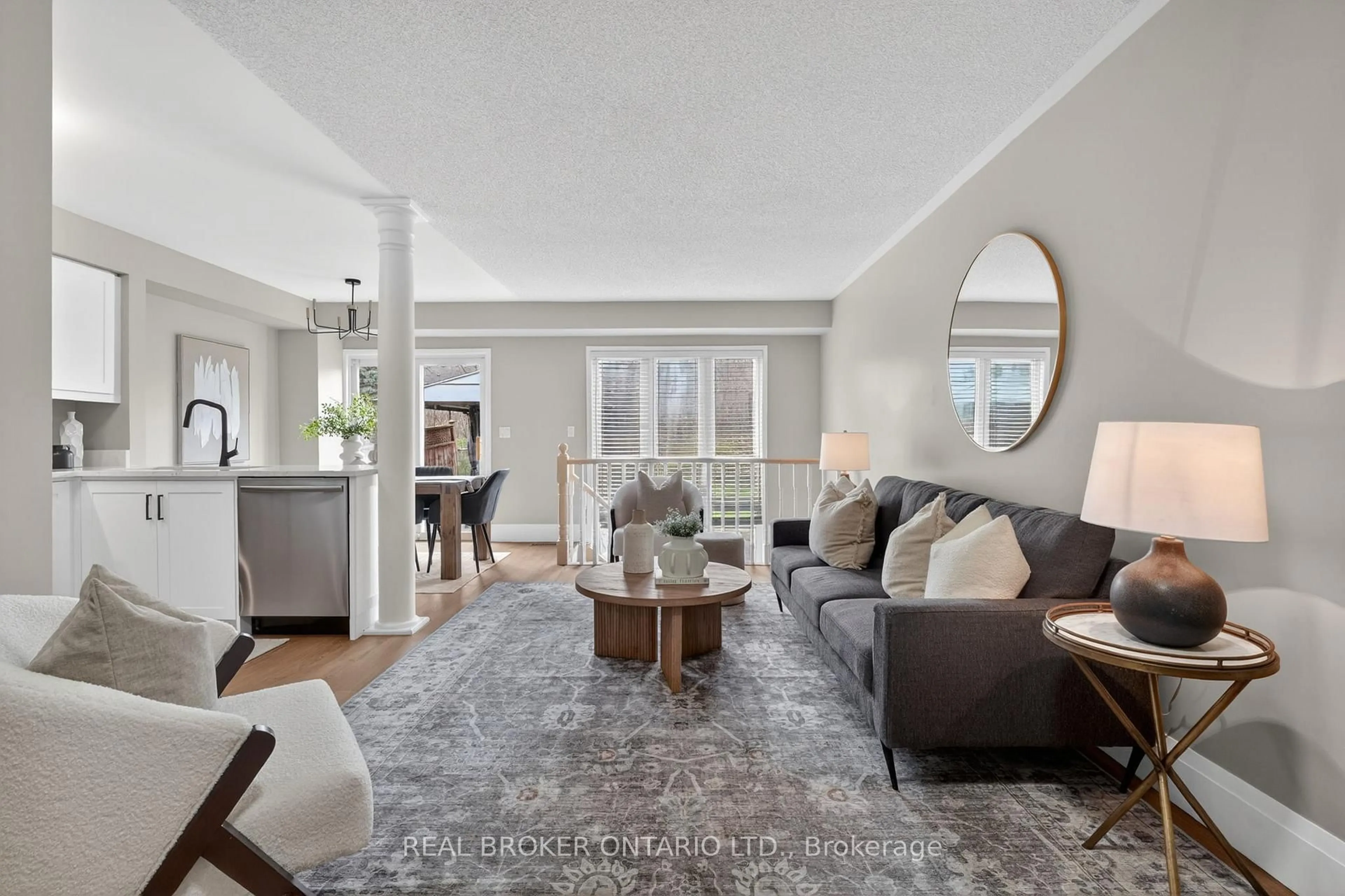 Living room with furniture, unknown for 7048 Frontier Rdge, Mississauga Ontario L5N 7R6