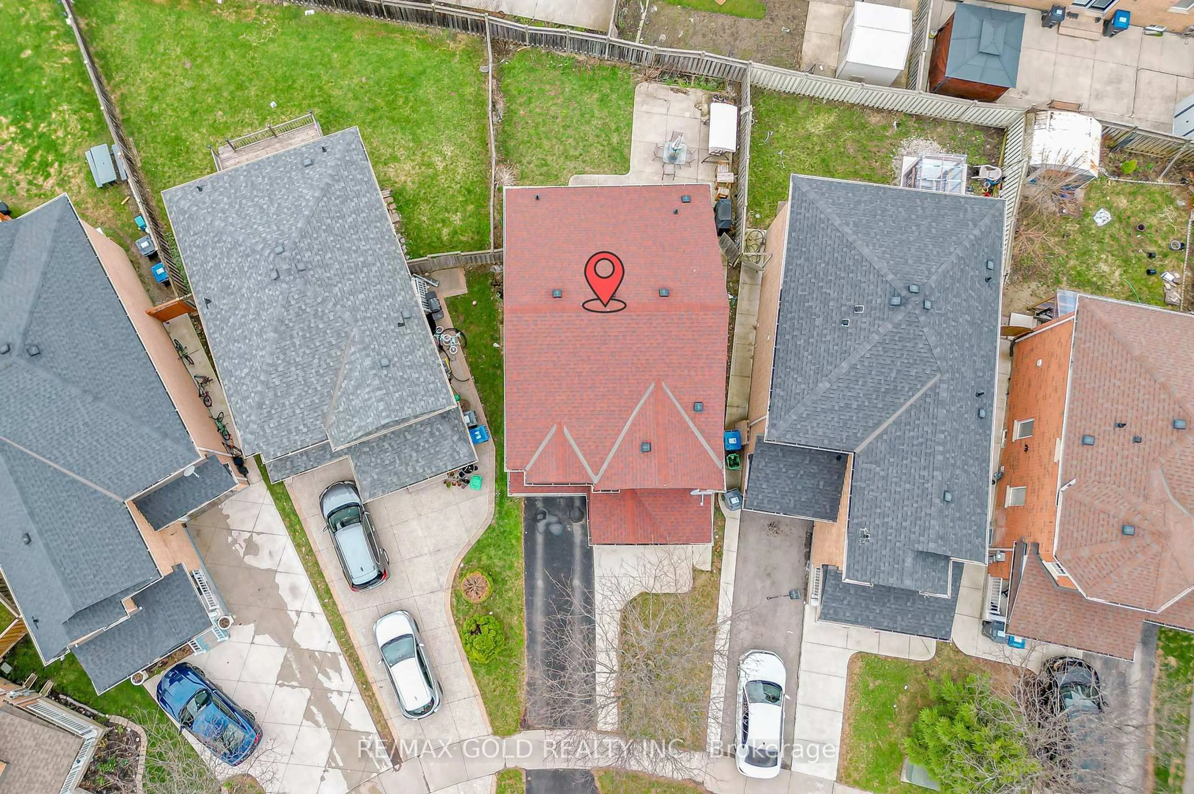 A pic from outside/outdoor area/front of a property/back of a property/a pic from drone, street for 116 Heartleaf Cres, Brampton Ontario L7A 2C1