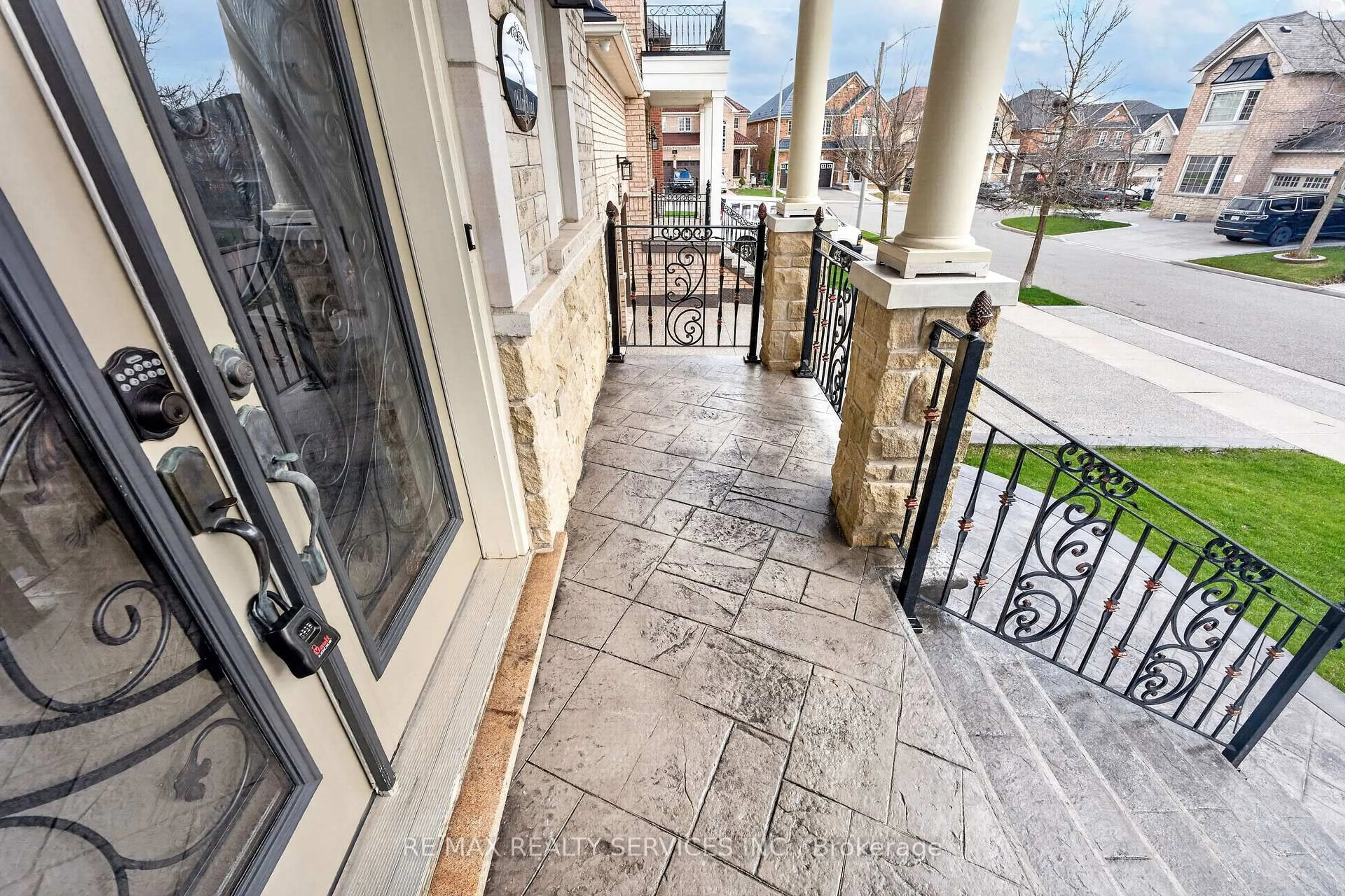 Patio, street for 5 Pillar Rd, Brampton Ontario L6Y 0N9
