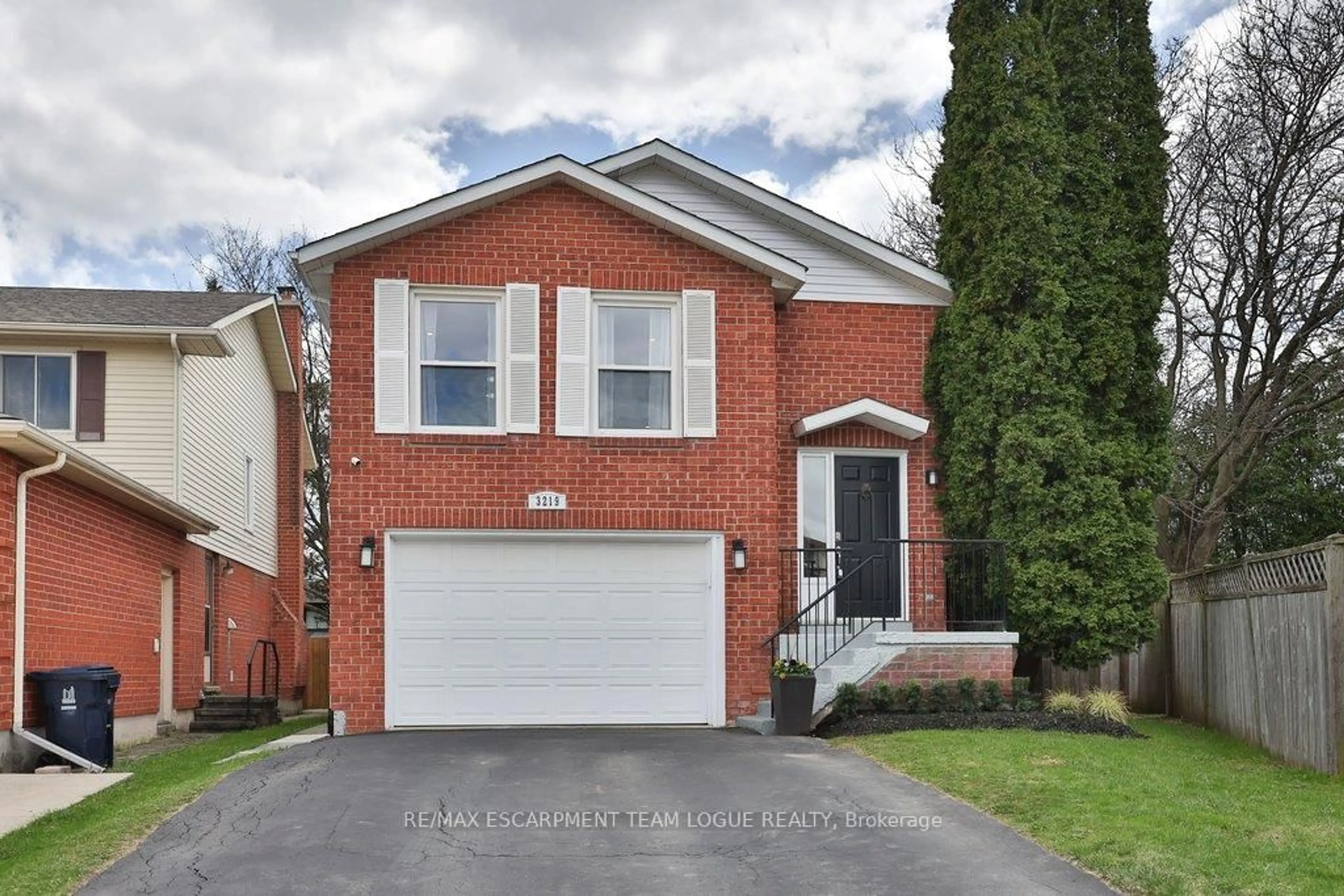 Home with brick exterior material, street for 3219 Twin Oaks Cres, Burlington Ontario L7M 3A1