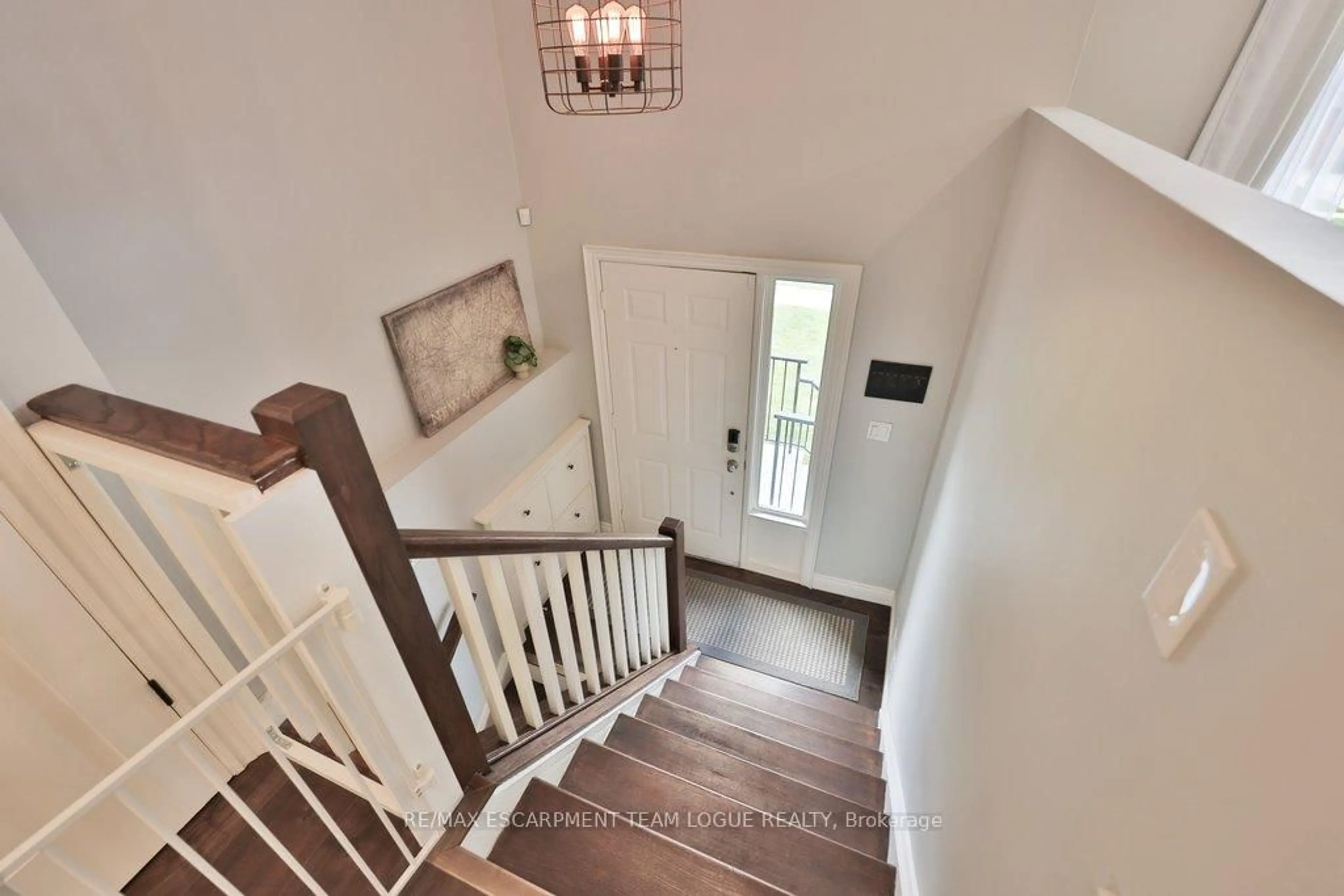 Indoor entryway for 3219 Twin Oaks Cres, Burlington Ontario L7M 3A1