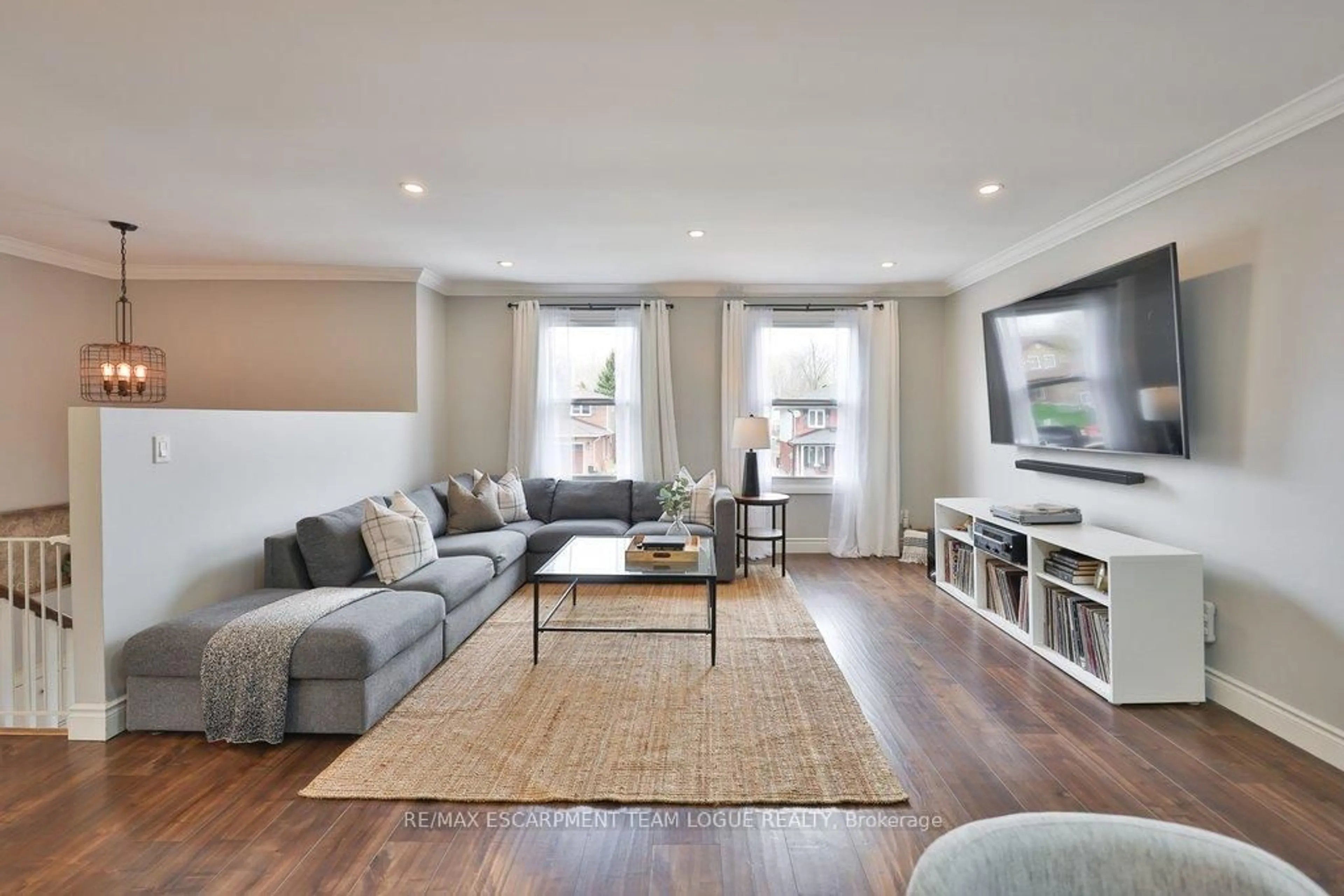 Living room with furniture, wood/laminate floor for 3219 Twin Oaks Cres, Burlington Ontario L7M 3A1