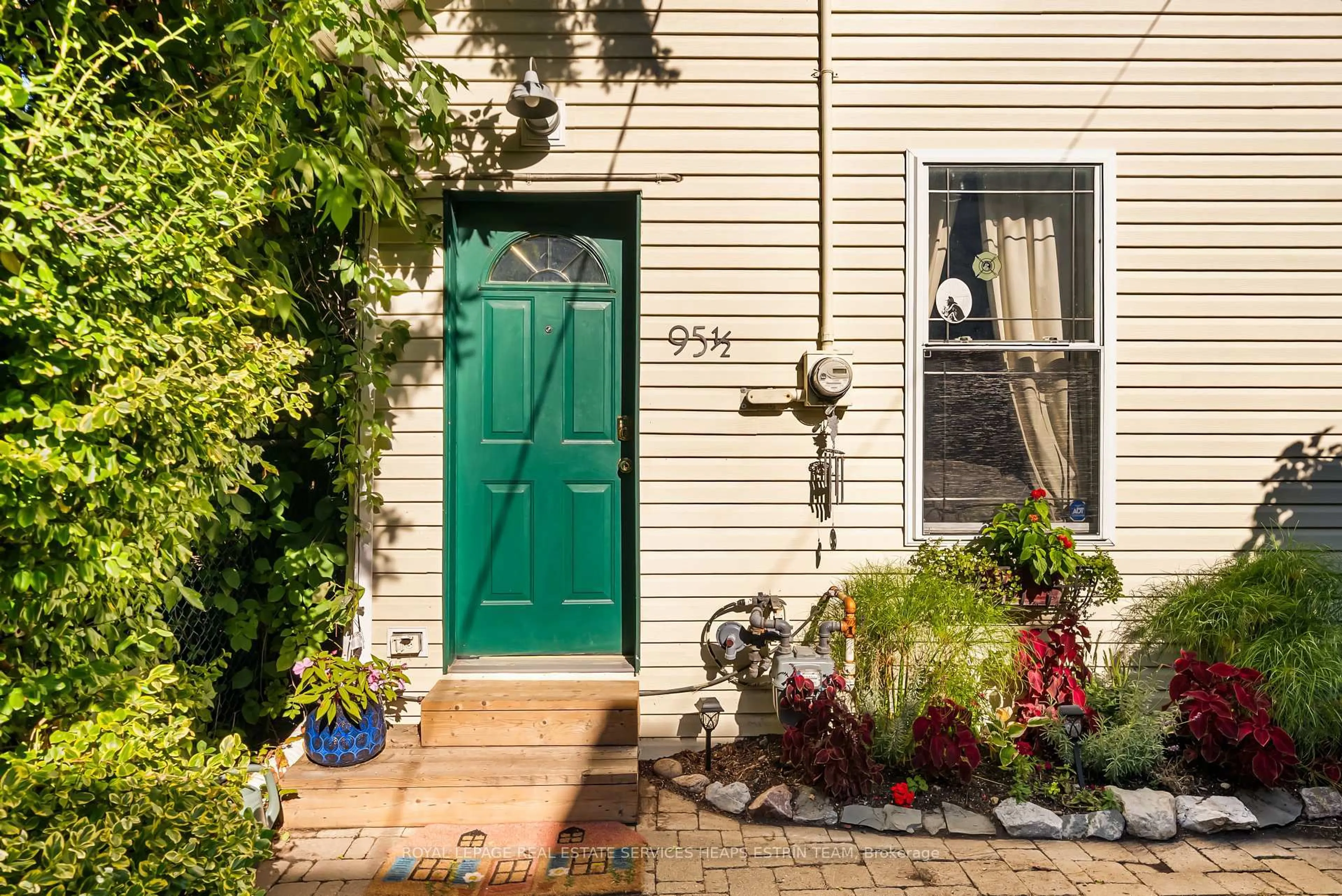 Unknown for 95 1/2 Fuller Ave, Toronto Ontario M6R 2C4