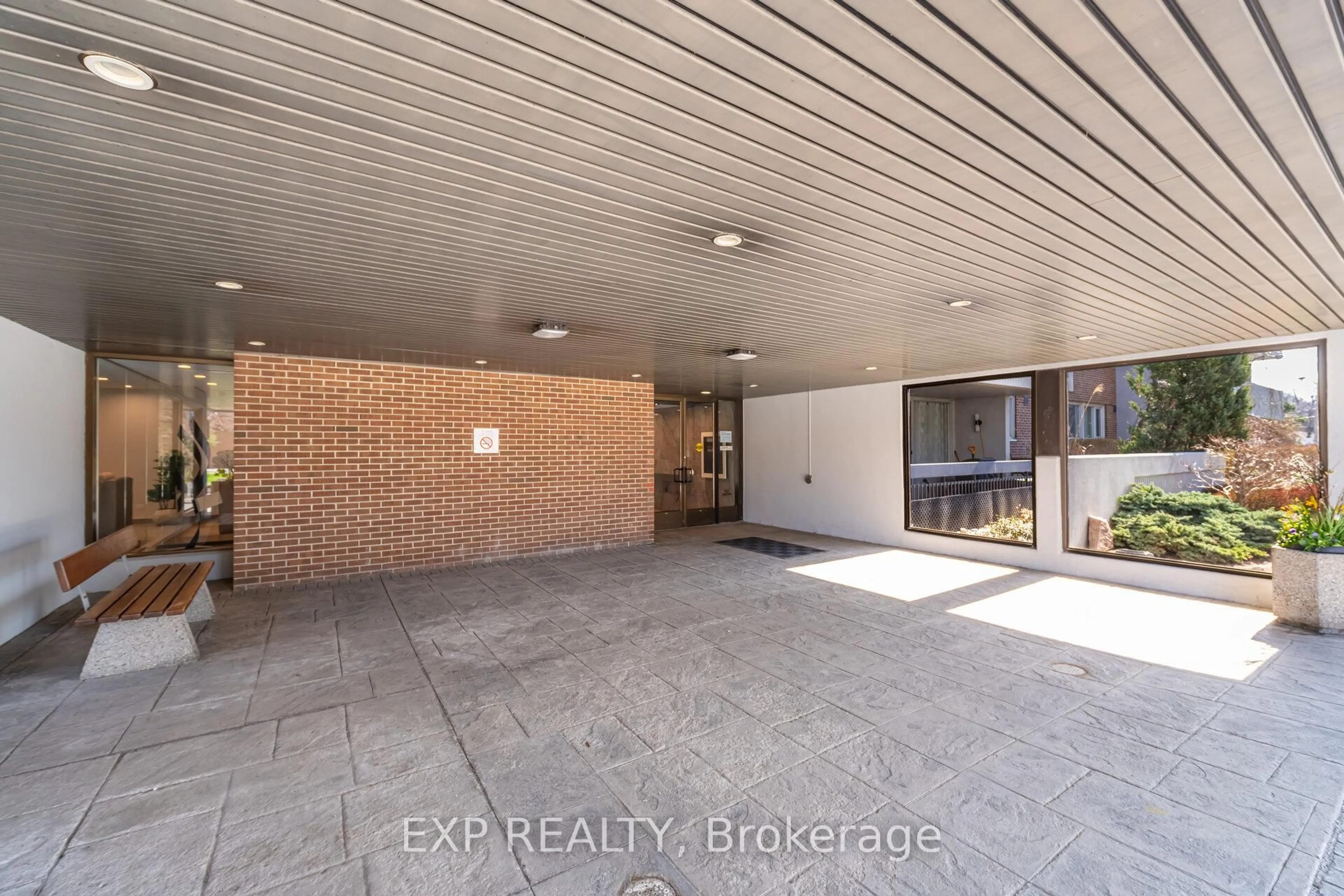 Indoor foyer for 270 Scarlett Rd #205, Toronto Ontario M6N 4X7