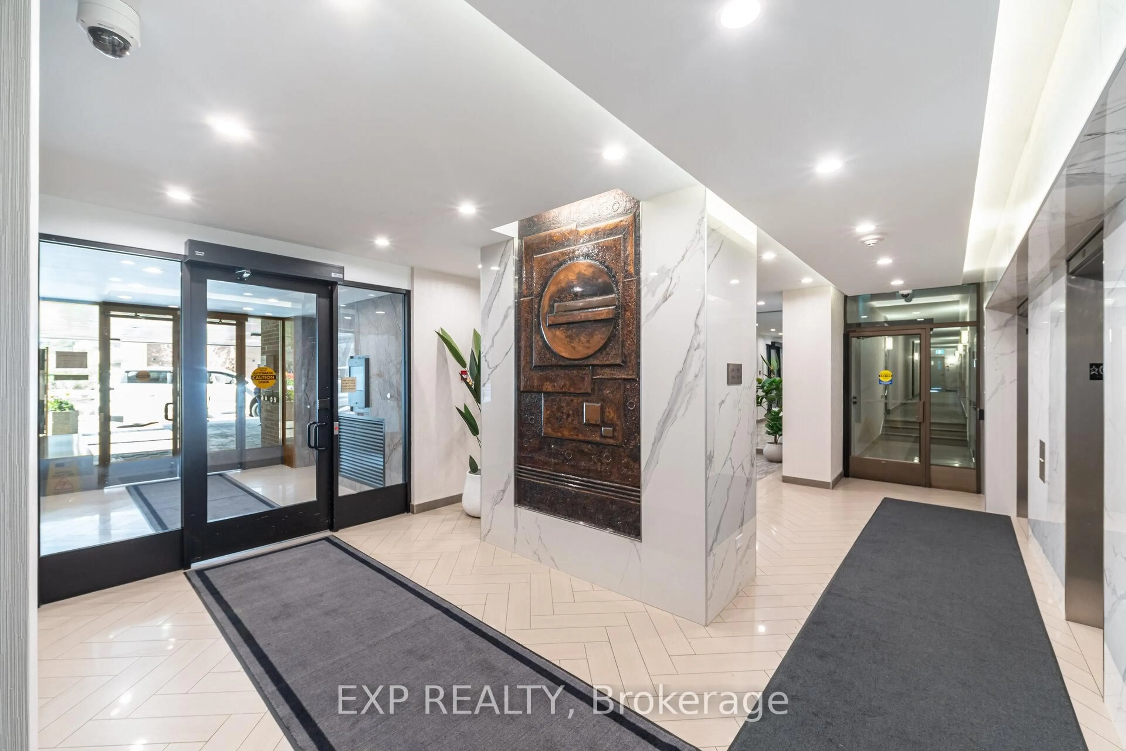 Indoor foyer for 270 Scarlett Rd #205, Toronto Ontario M6N 4X7