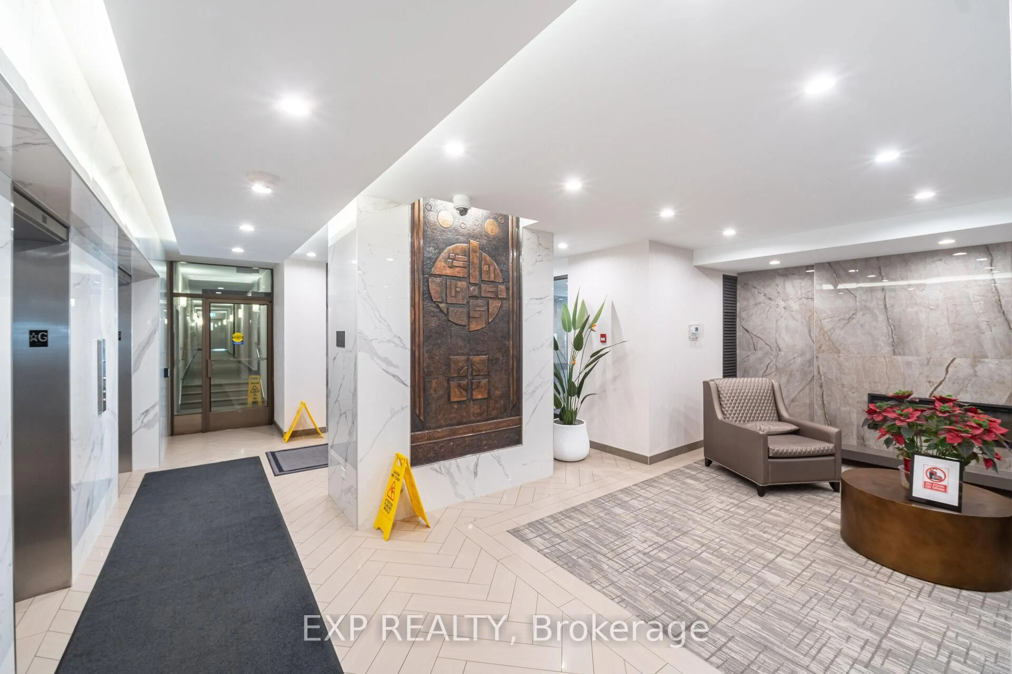 Indoor entryway for 270 Scarlett Rd #205, Toronto Ontario M6N 4X7