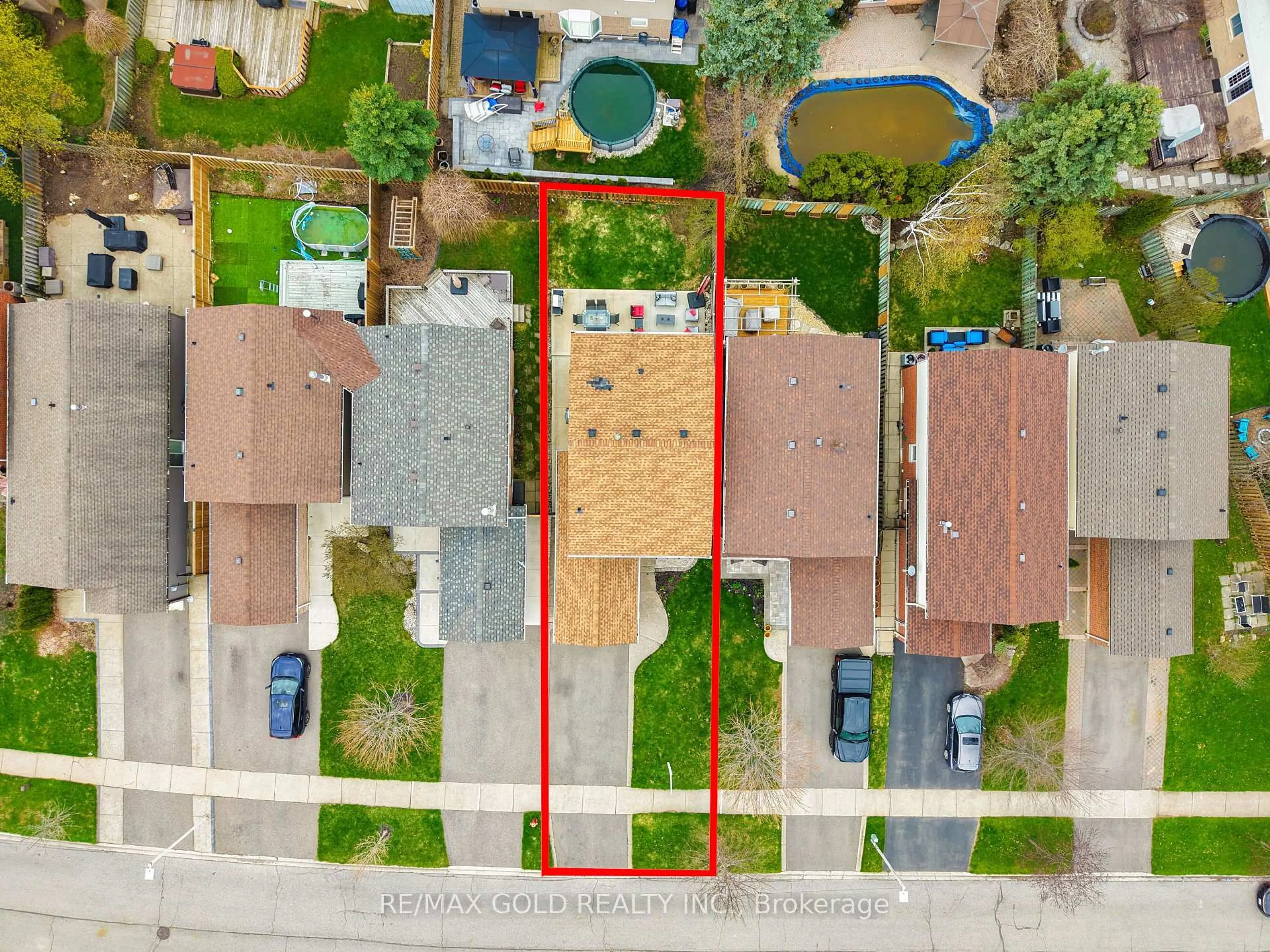 A pic from outside/outdoor area/front of a property/back of a property/a pic from drone, street for 522 Roseheath Dr, Milton Ontario L9T 4V6