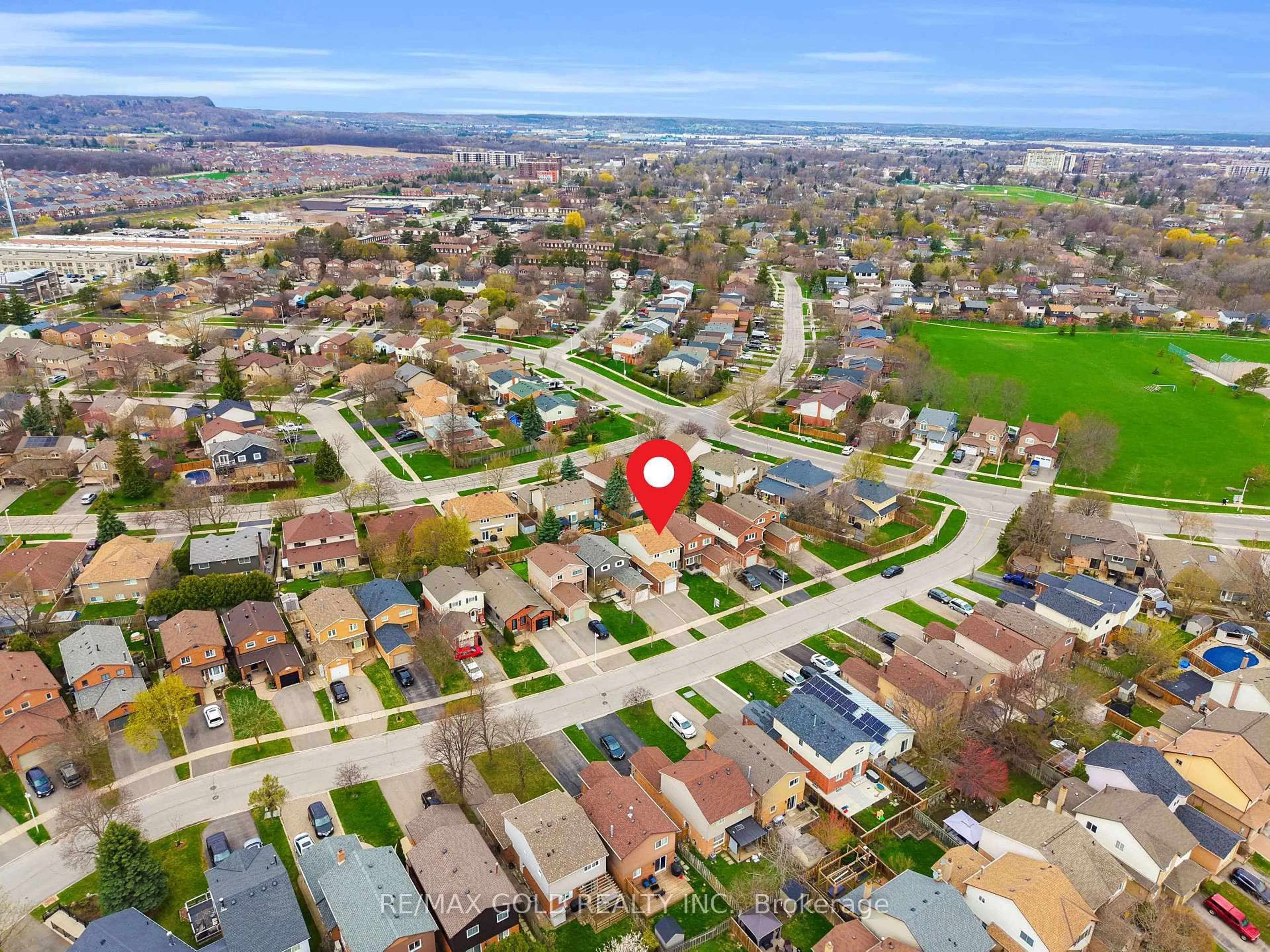 A pic from outside/outdoor area/front of a property/back of a property/a pic from drone, street for 522 Roseheath Dr, Milton Ontario L9T 4V6