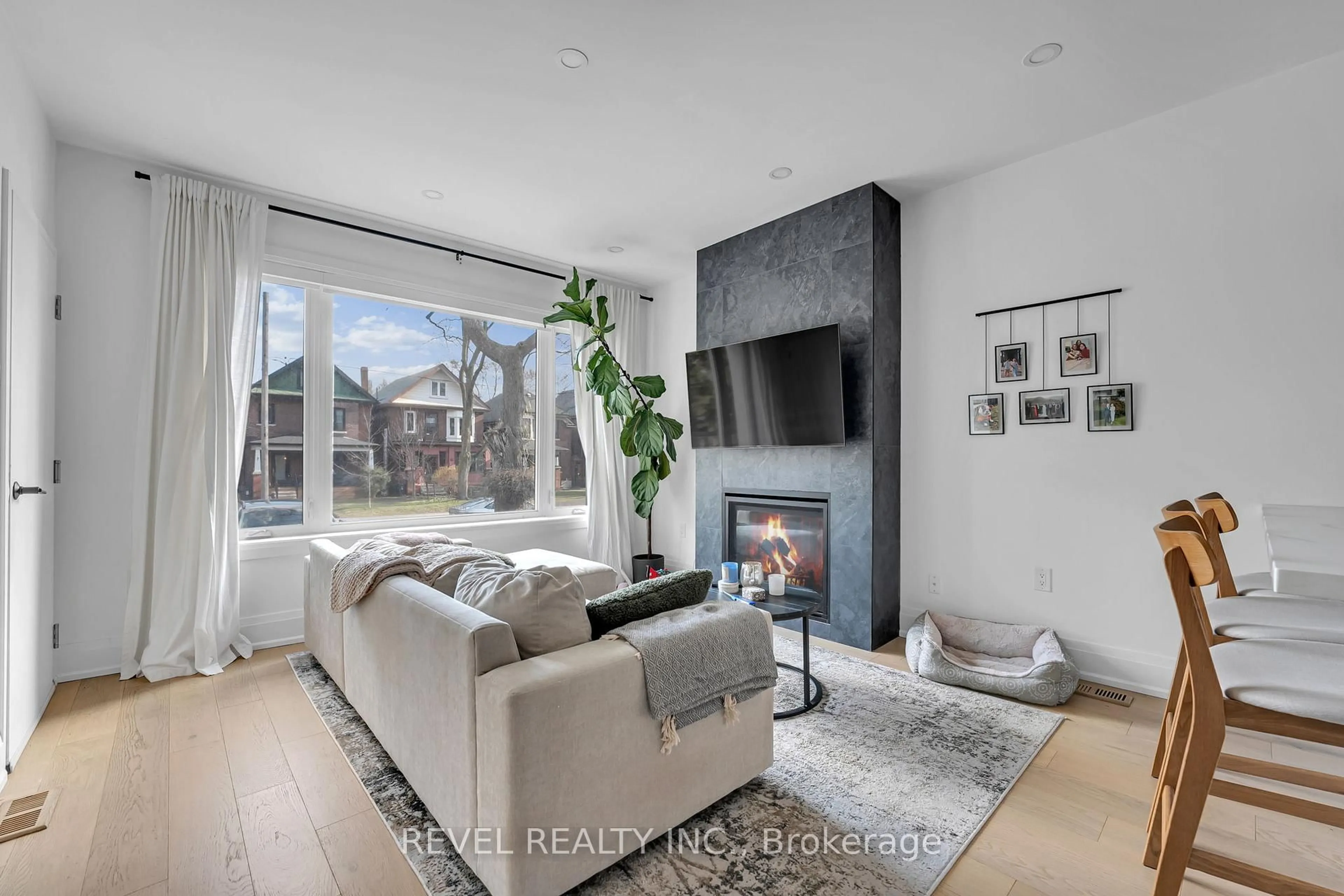 Living room with furniture, unknown for 36 Humberside Ave, Toronto Ontario M6P 1J7