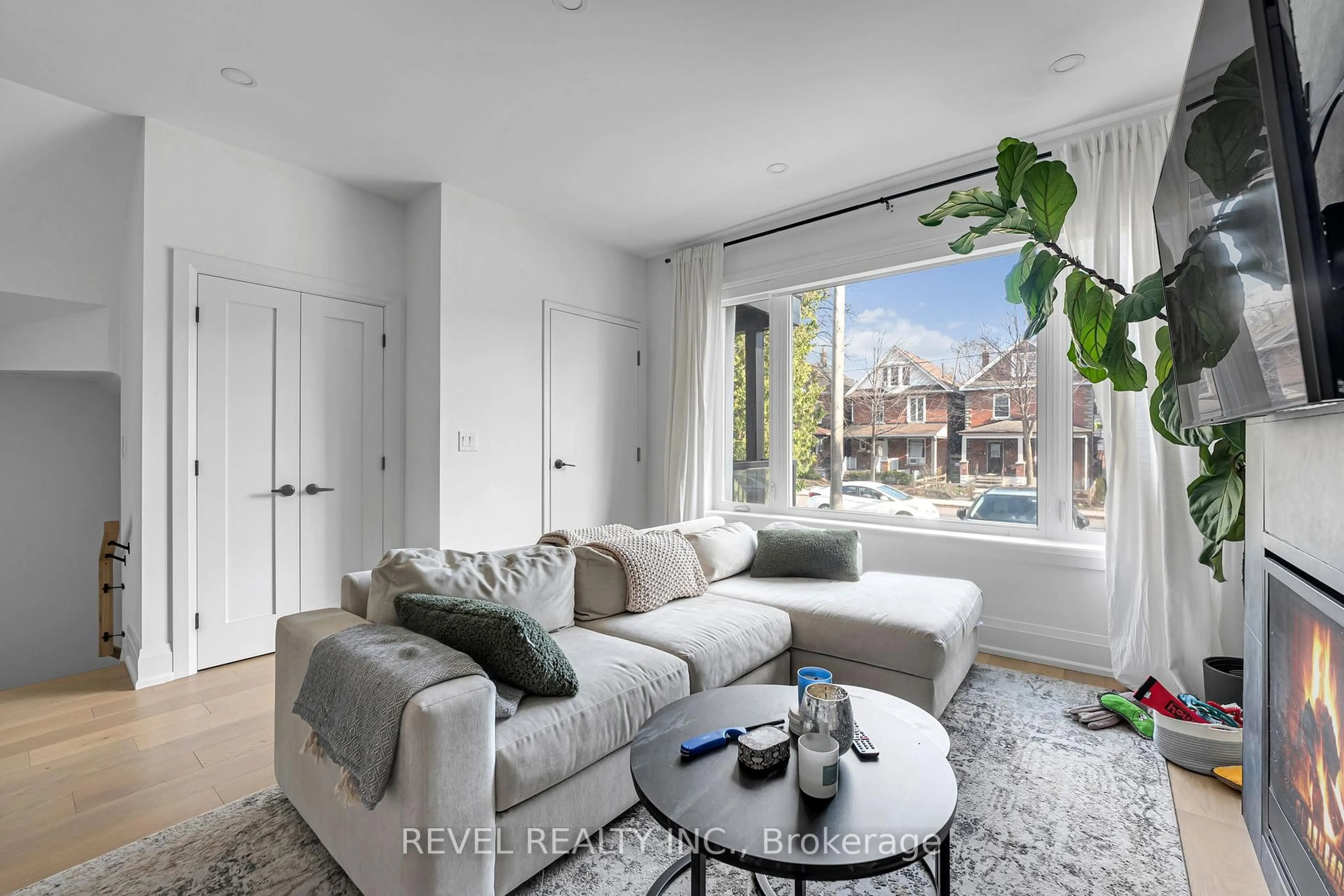 Living room with furniture, unknown for 36 Humberside Ave, Toronto Ontario M6P 1J7