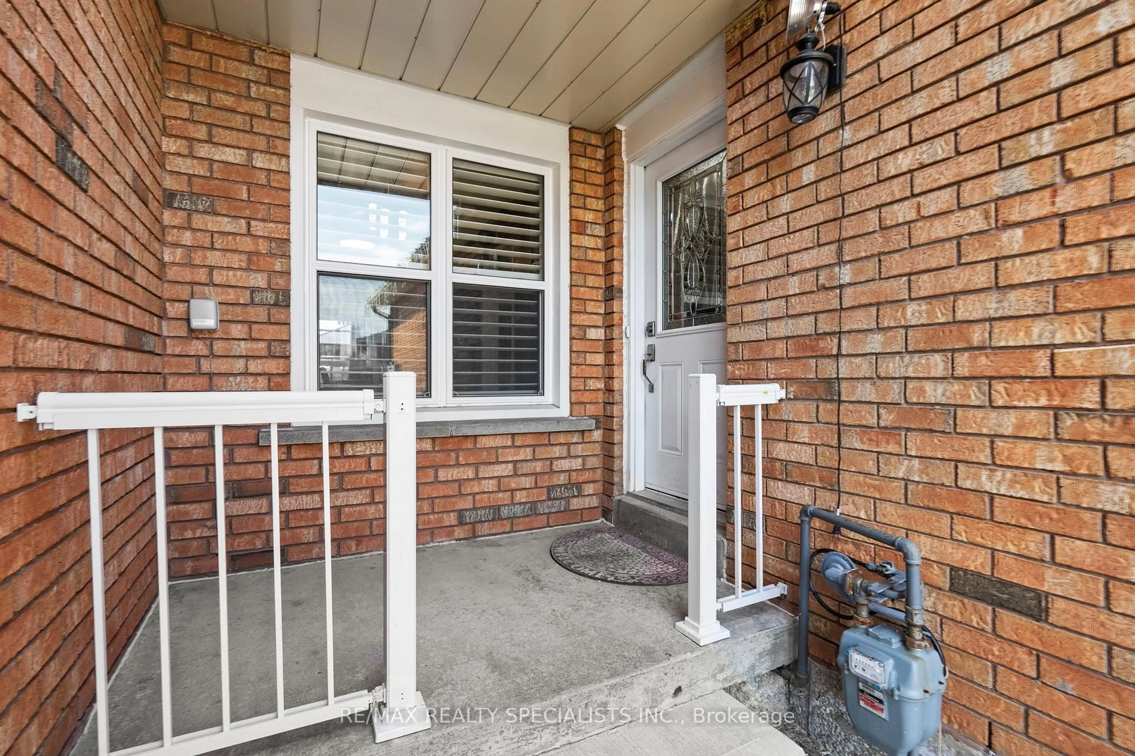 Indoor entryway for 121 Tulip Dr, Brampton Ontario L6Y 3X6