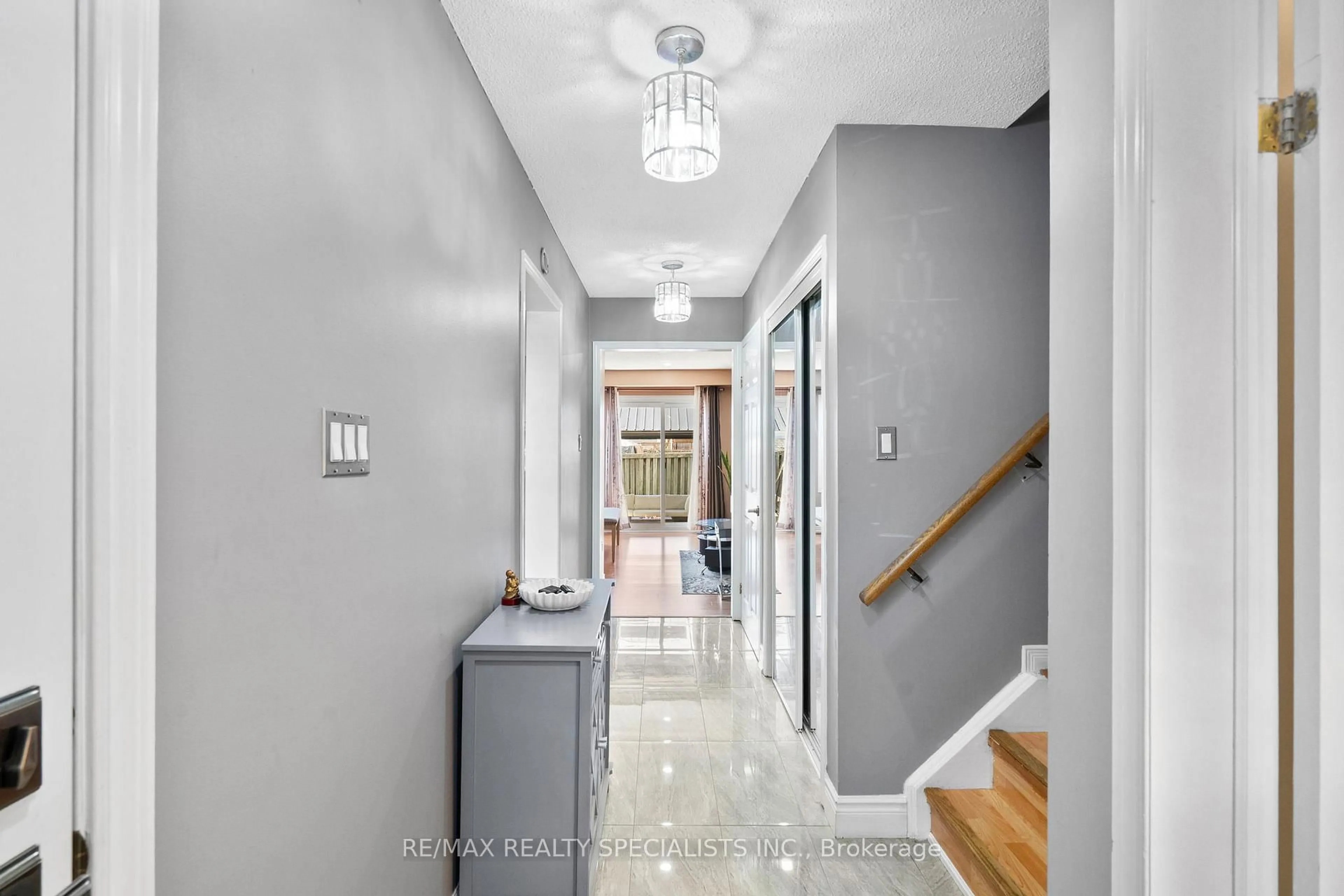 Indoor entryway for 121 Tulip Dr, Brampton Ontario L6Y 3X6