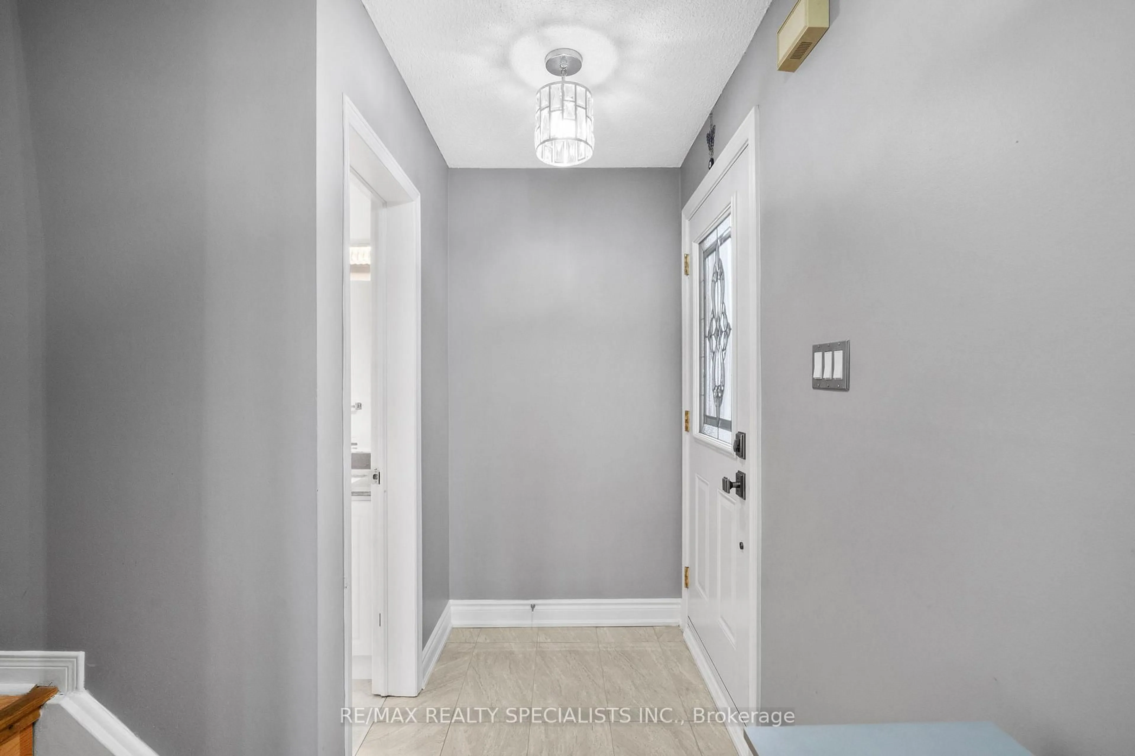 Indoor entryway for 121 Tulip Dr, Brampton Ontario L6Y 3X6