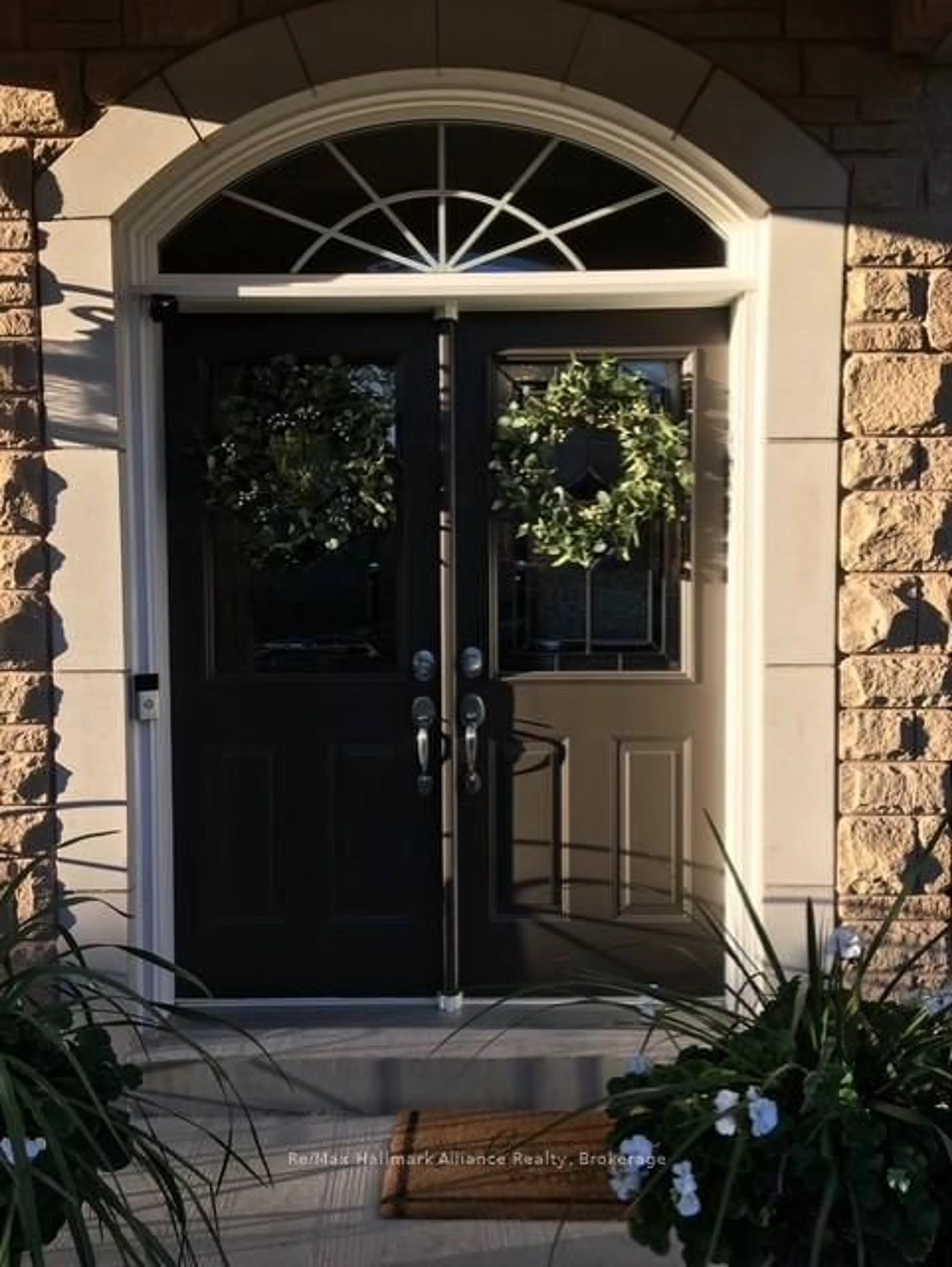 Indoor entryway for 2489 Whistling Springs Cres, Oakville Ontario L6M 5G3