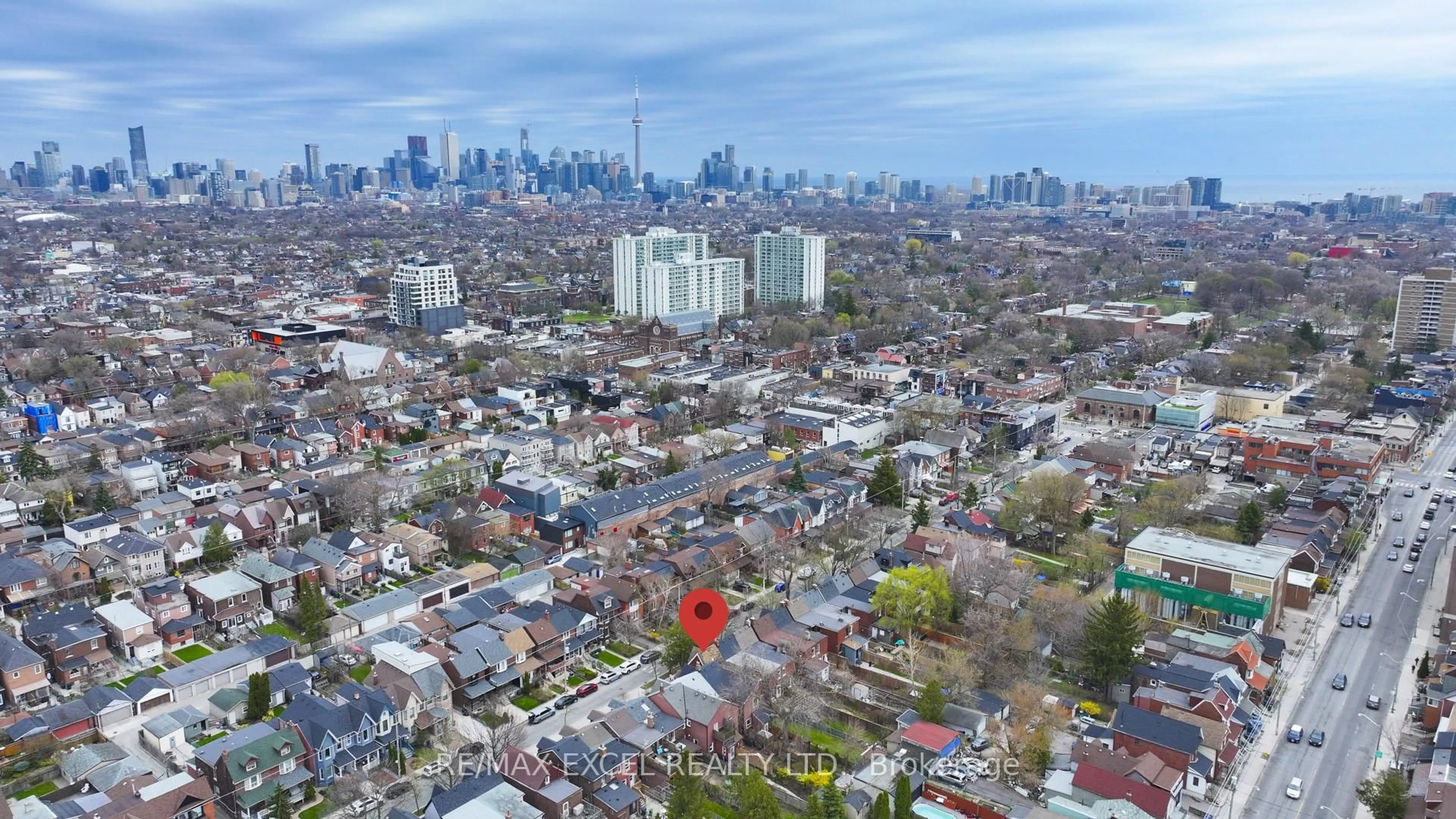 A pic from outside/outdoor area/front of a property/back of a property/a pic from drone, city buildings view from balcony for 576 Gladstone Ave, Toronto Ontario M6H 3J2