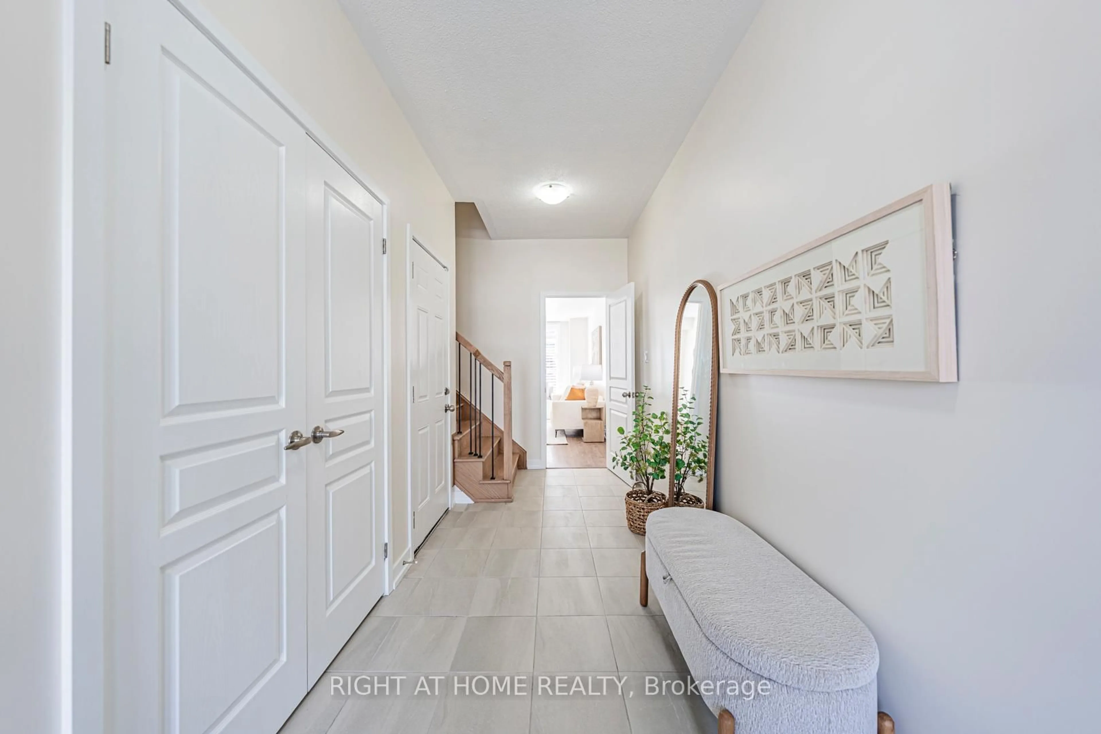 Indoor entryway for 224 Wheat Boom Dr, Oakville Ontario L6H 0P4