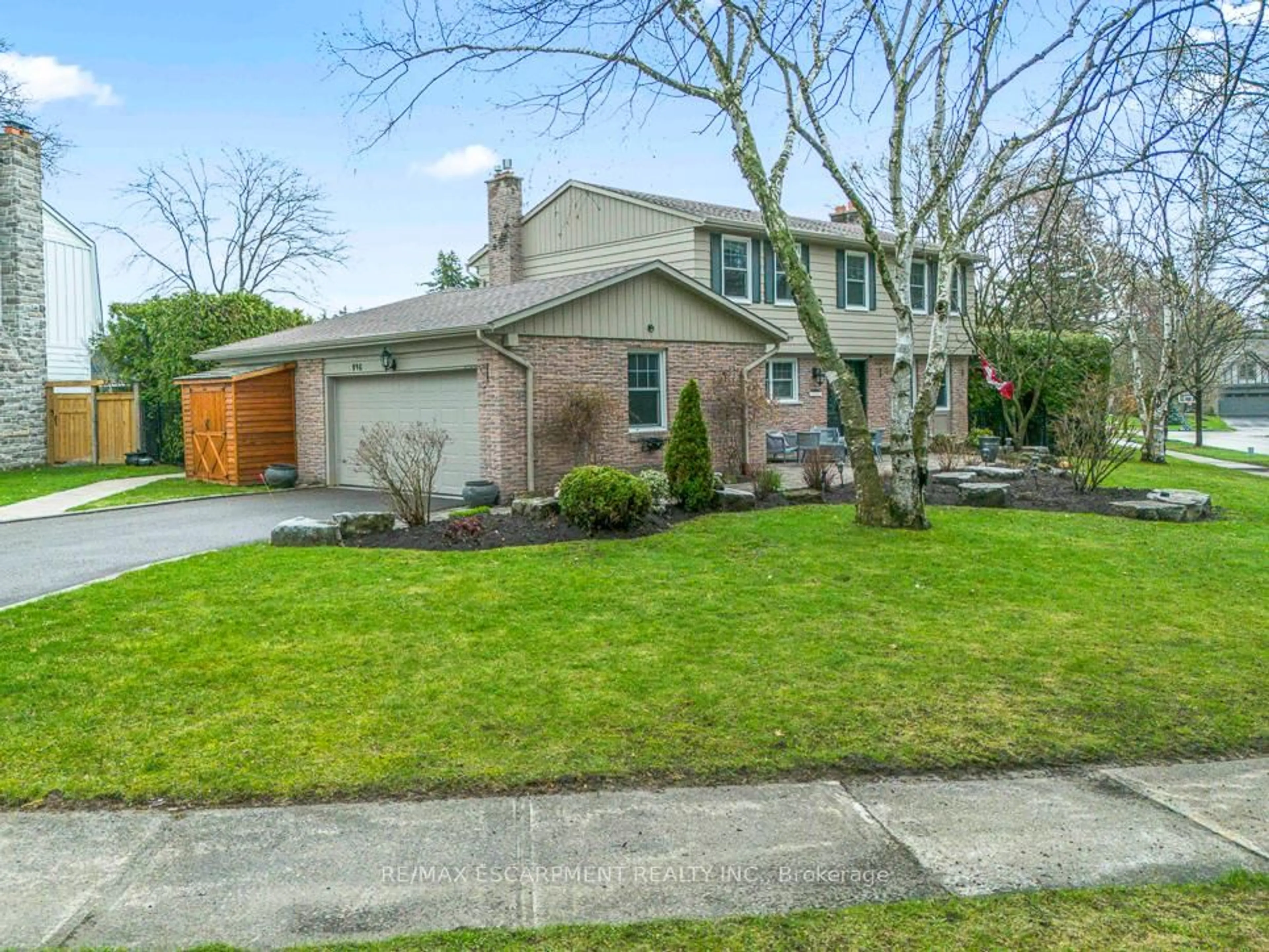 A pic from outside/outdoor area/front of a property/back of a property/a pic from drone, street for 996 Cresthampton Lane, Mississauga Ontario L5H 2X1