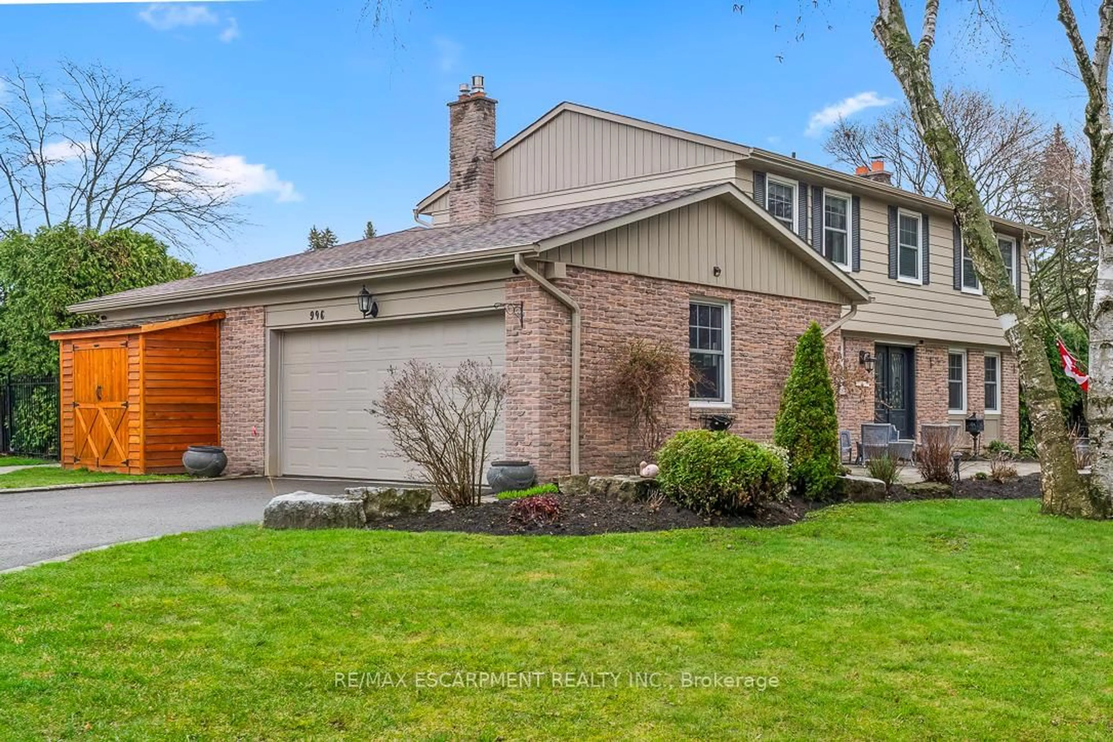 Home with brick exterior material, street for 996 Cresthampton Lane, Mississauga Ontario L5H 2X1