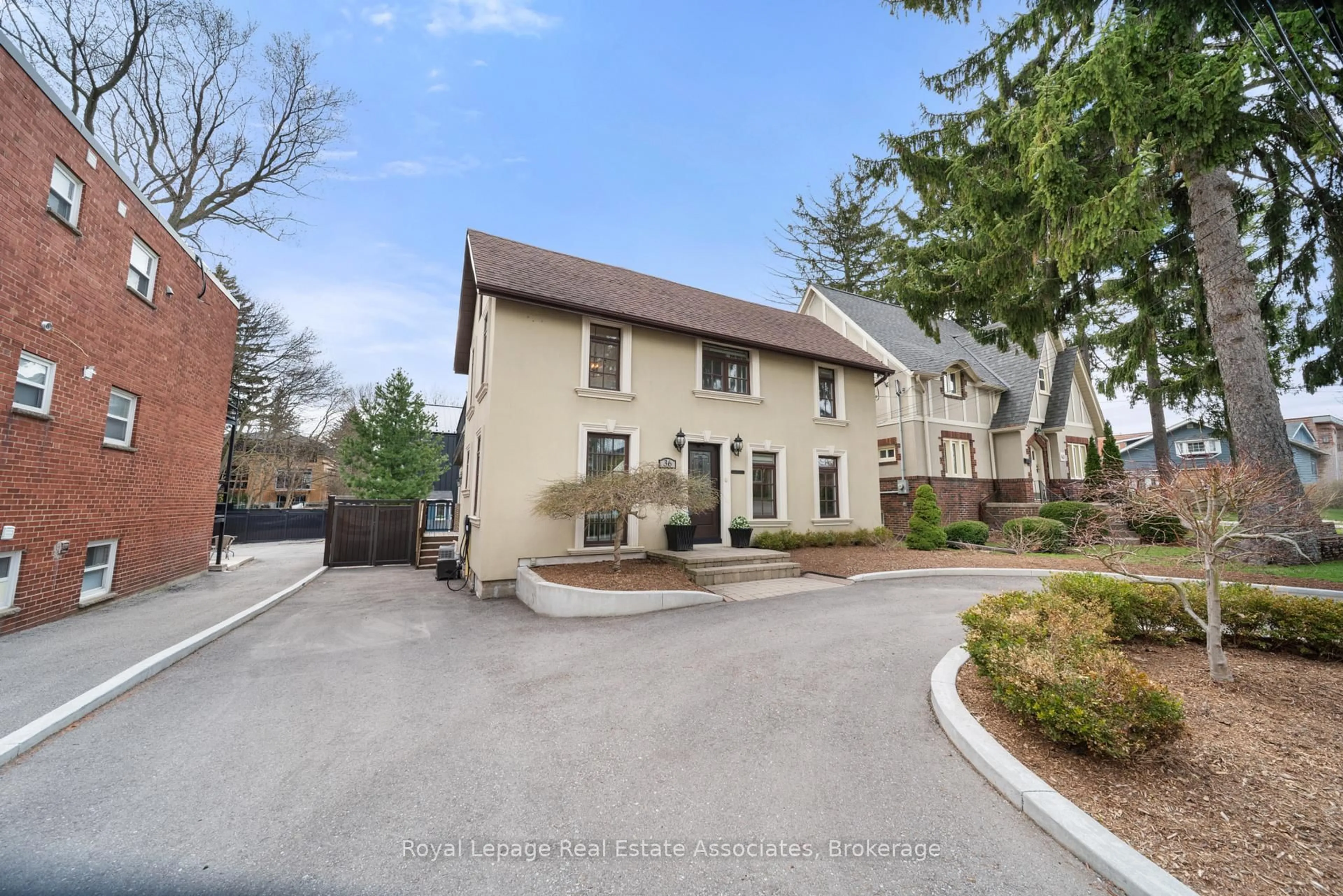 A pic from outside/outdoor area/front of a property/back of a property/a pic from drone, street for 36 Mississauga Rd, Mississauga Ontario L5H 2H6