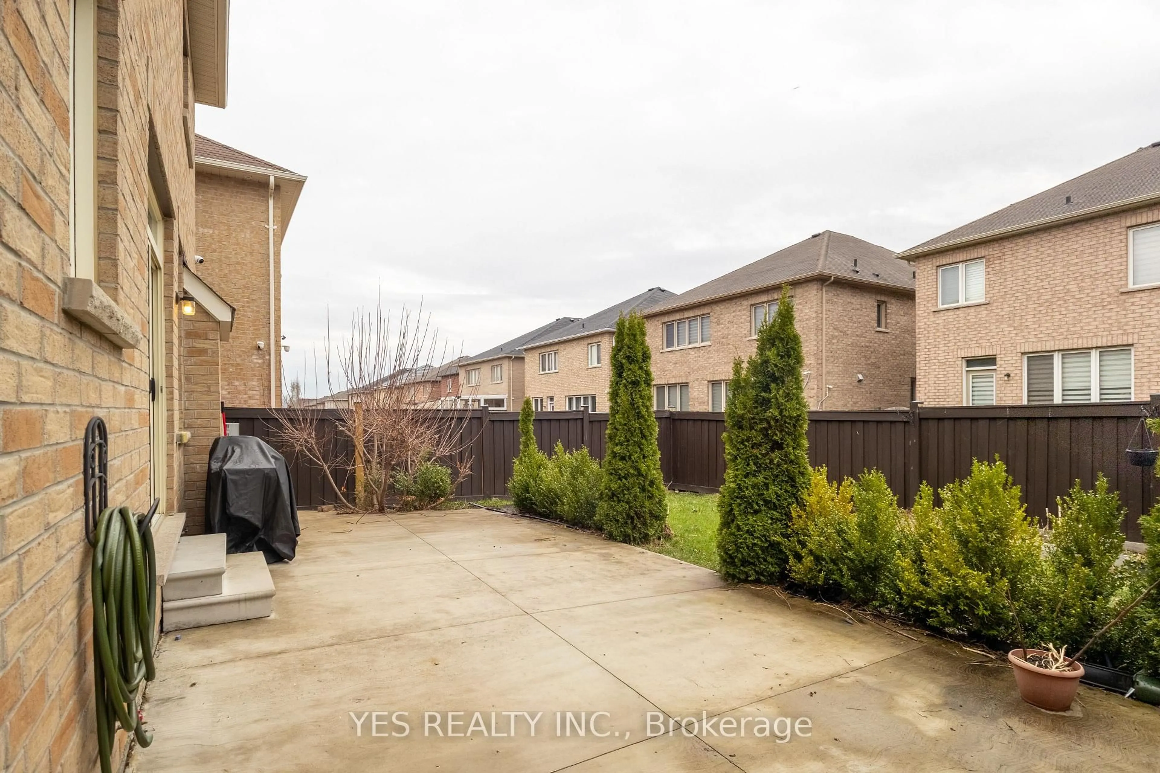 Patio, street for 34 Newhouse Blvd, Caledon Ontario L7C 4A1