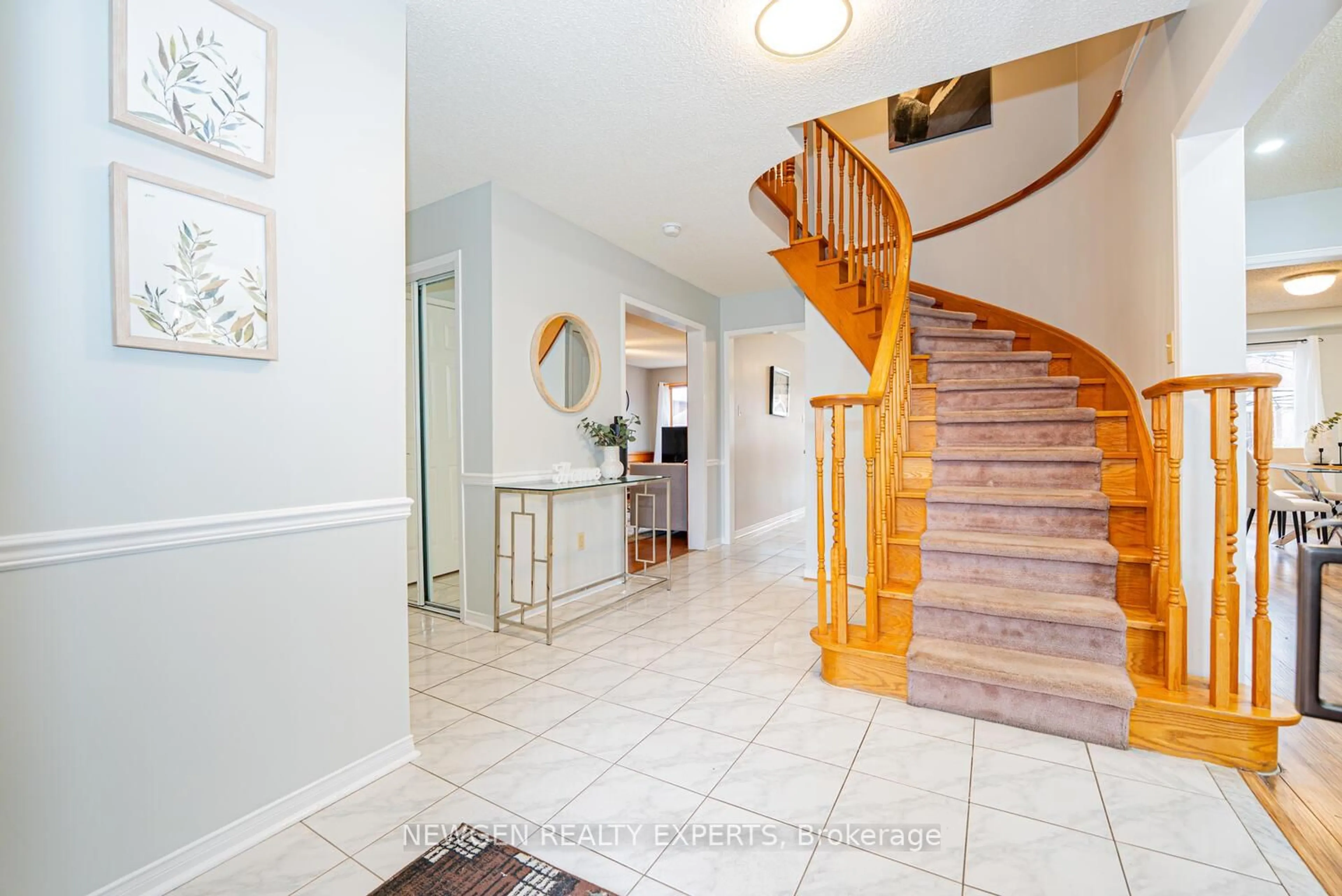 Indoor foyer for 30 Adirondack Cres, Brampton Ontario L6R 1E5