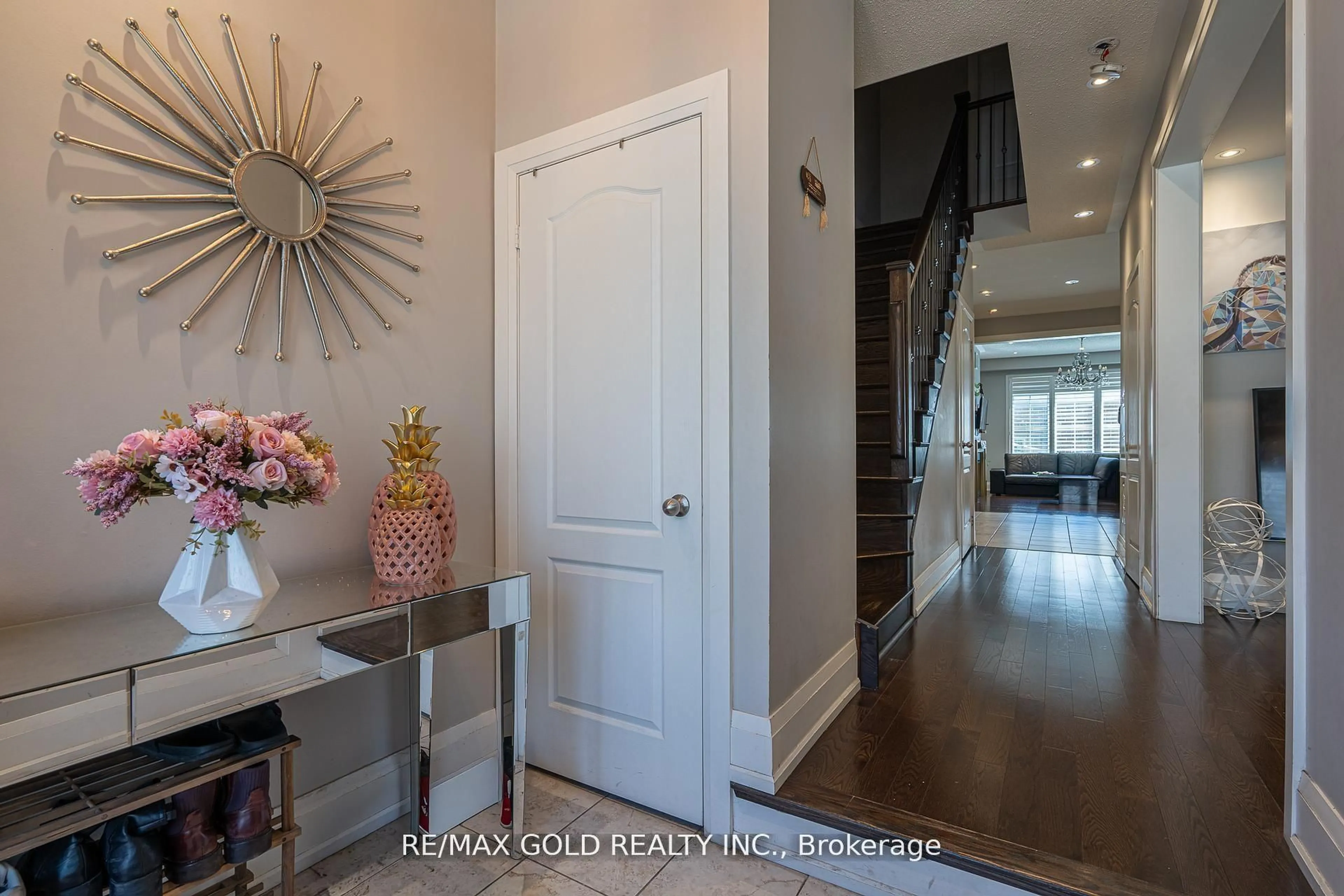 Indoor entryway for 61 Yellowknife Rd, Brampton Ontario L6R 0B3