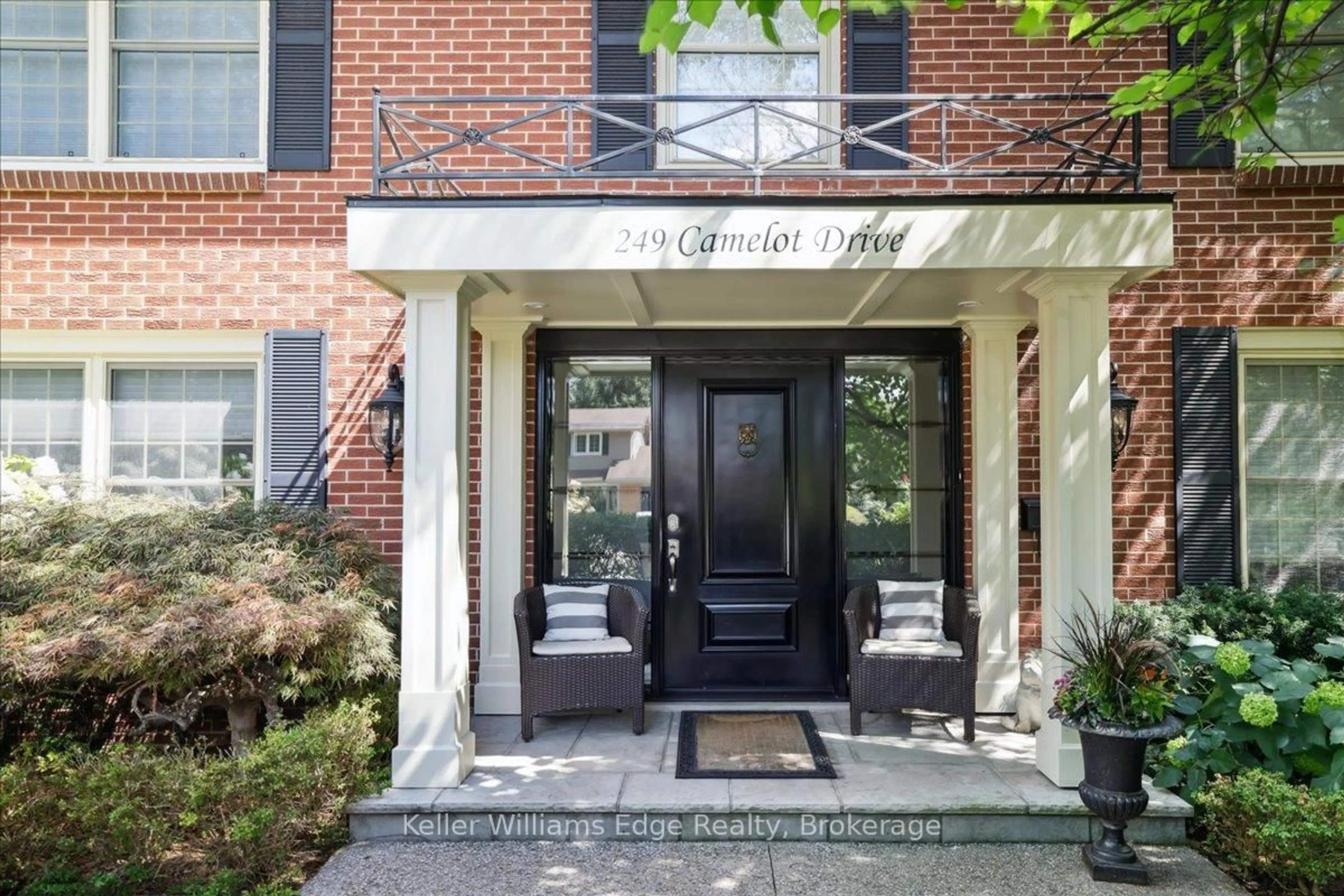 Indoor entryway for 249 Camelot Dr, Burlington Ontario L7L 2E9