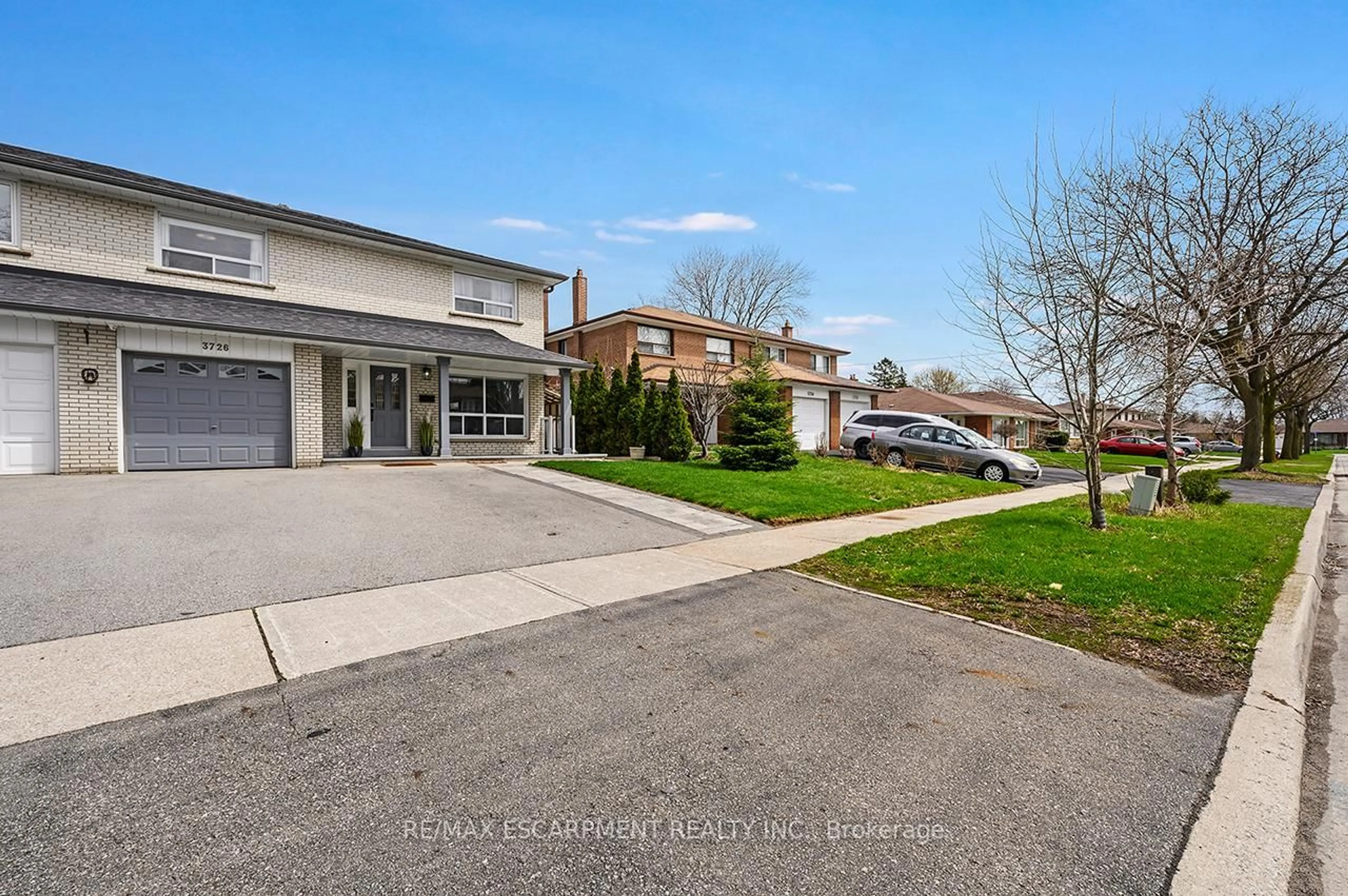 A pic from outside/outdoor area/front of a property/back of a property/a pic from drone, street for 3726 Holden Cres, Mississauga Ontario L5A 2V8